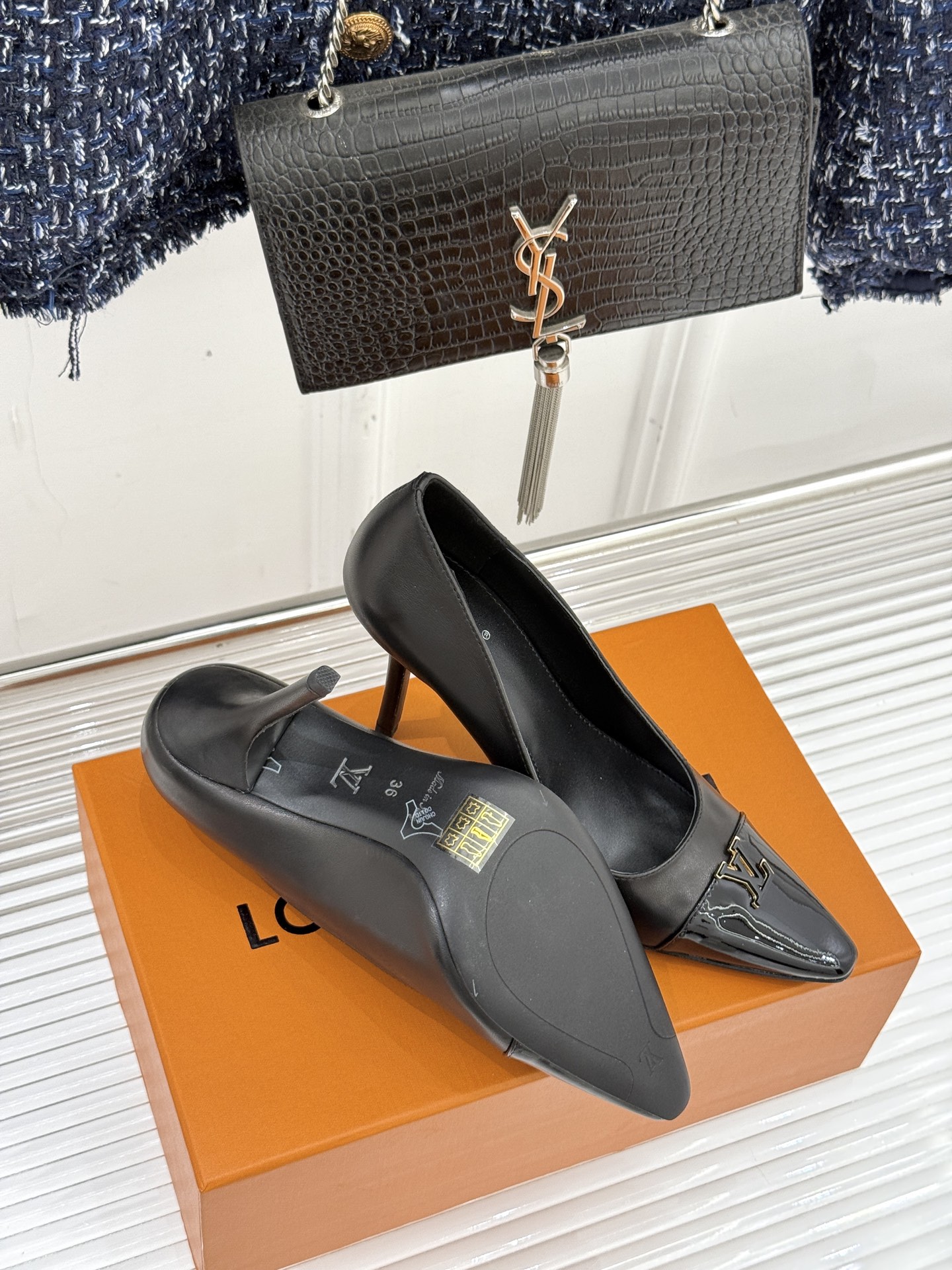 L*V驴牌经典金属扣尖头平底高跟单鞋经典与质感的双向奔赴lv威登百年匠艺凝于足尖，尖头鞋型以流畅线条延伸