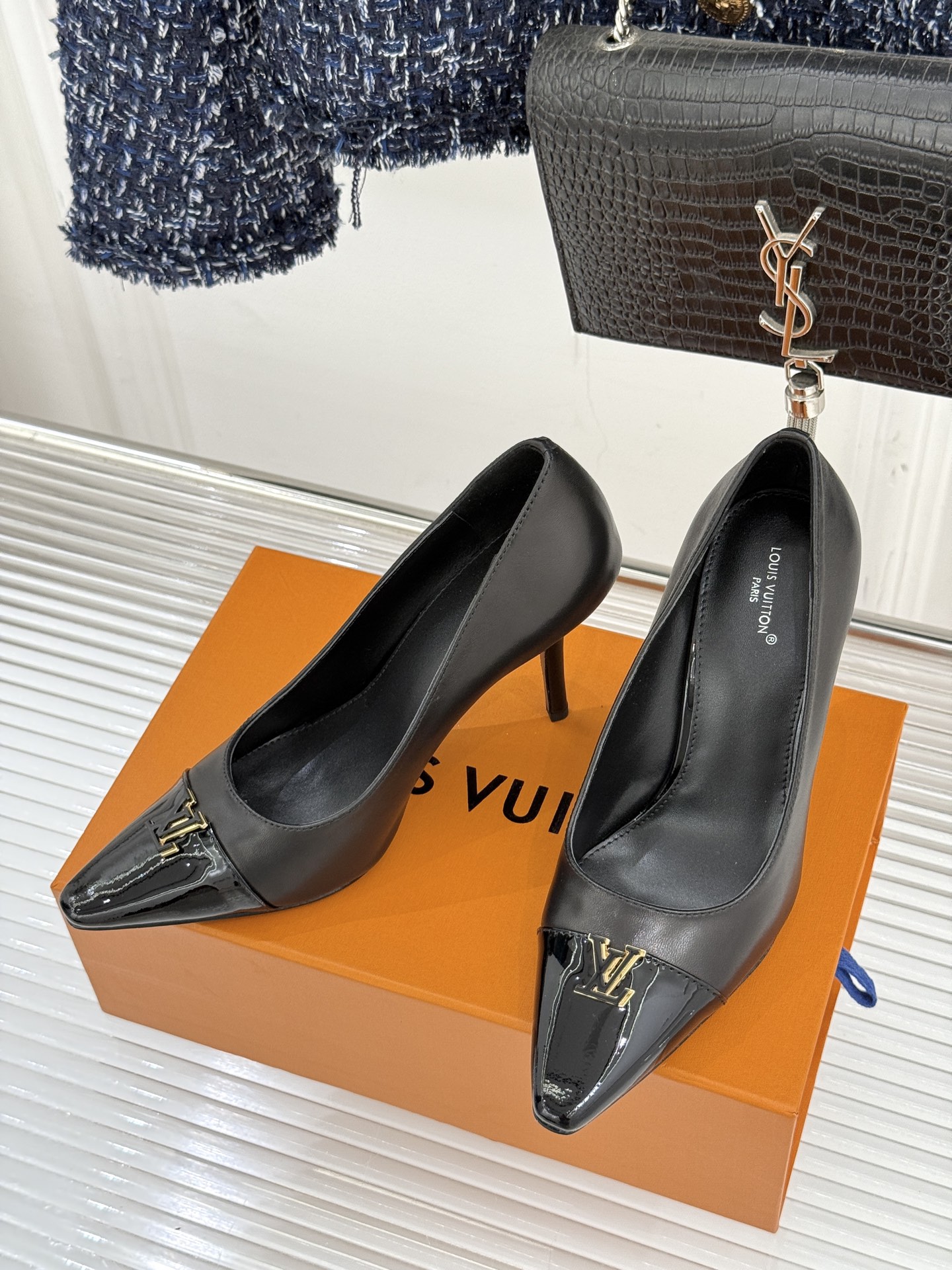 L*V驴牌经典金属扣尖头平底高跟单鞋经典与质感的双向奔赴lv威登百年匠艺凝于足尖，尖头鞋型以流畅线条延伸