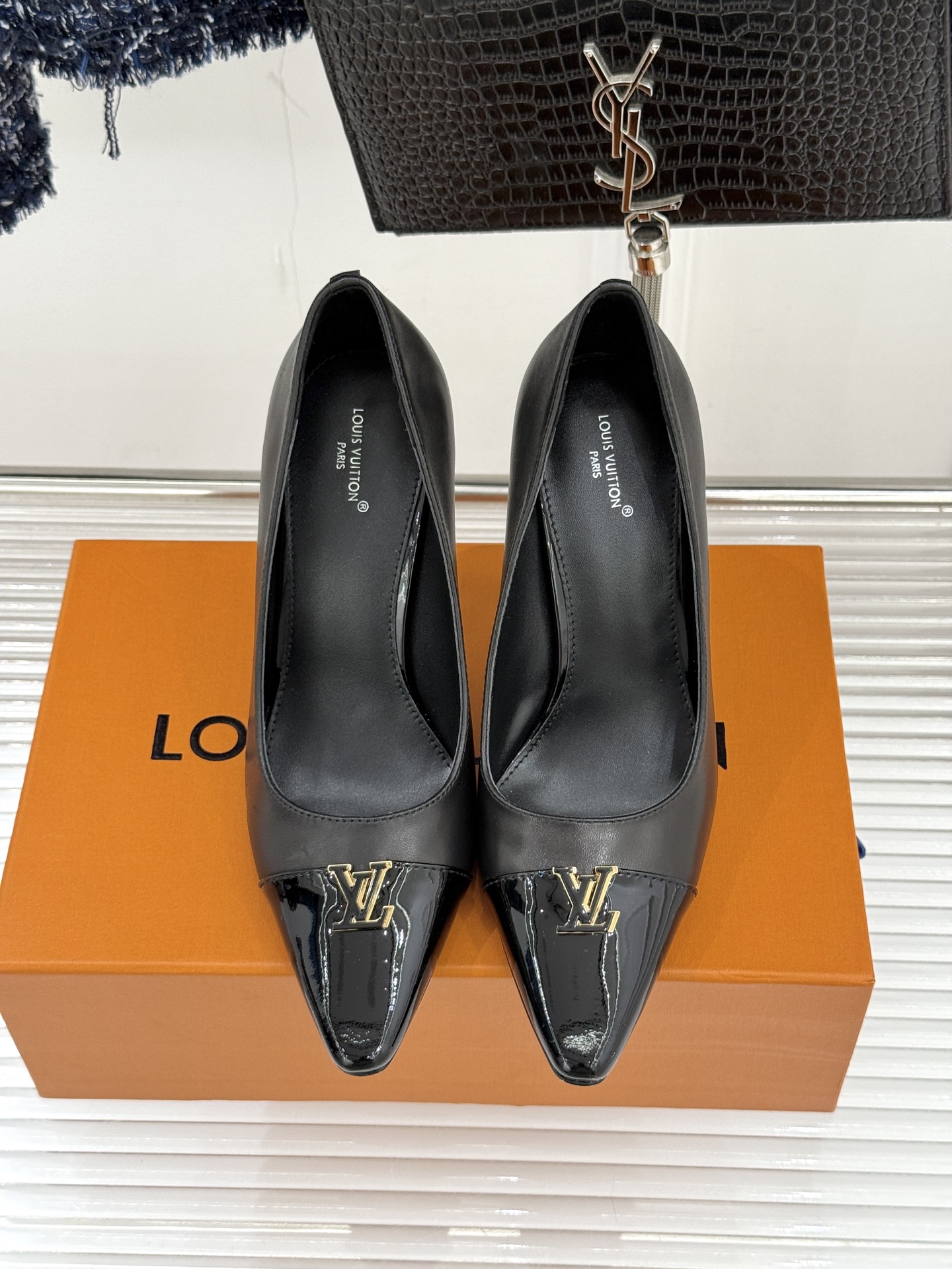 L*V驴牌经典金属扣尖头平底高跟单鞋经典与质感的双向奔赴lv威登百年匠艺凝于足尖，尖头鞋型以流畅线条延伸