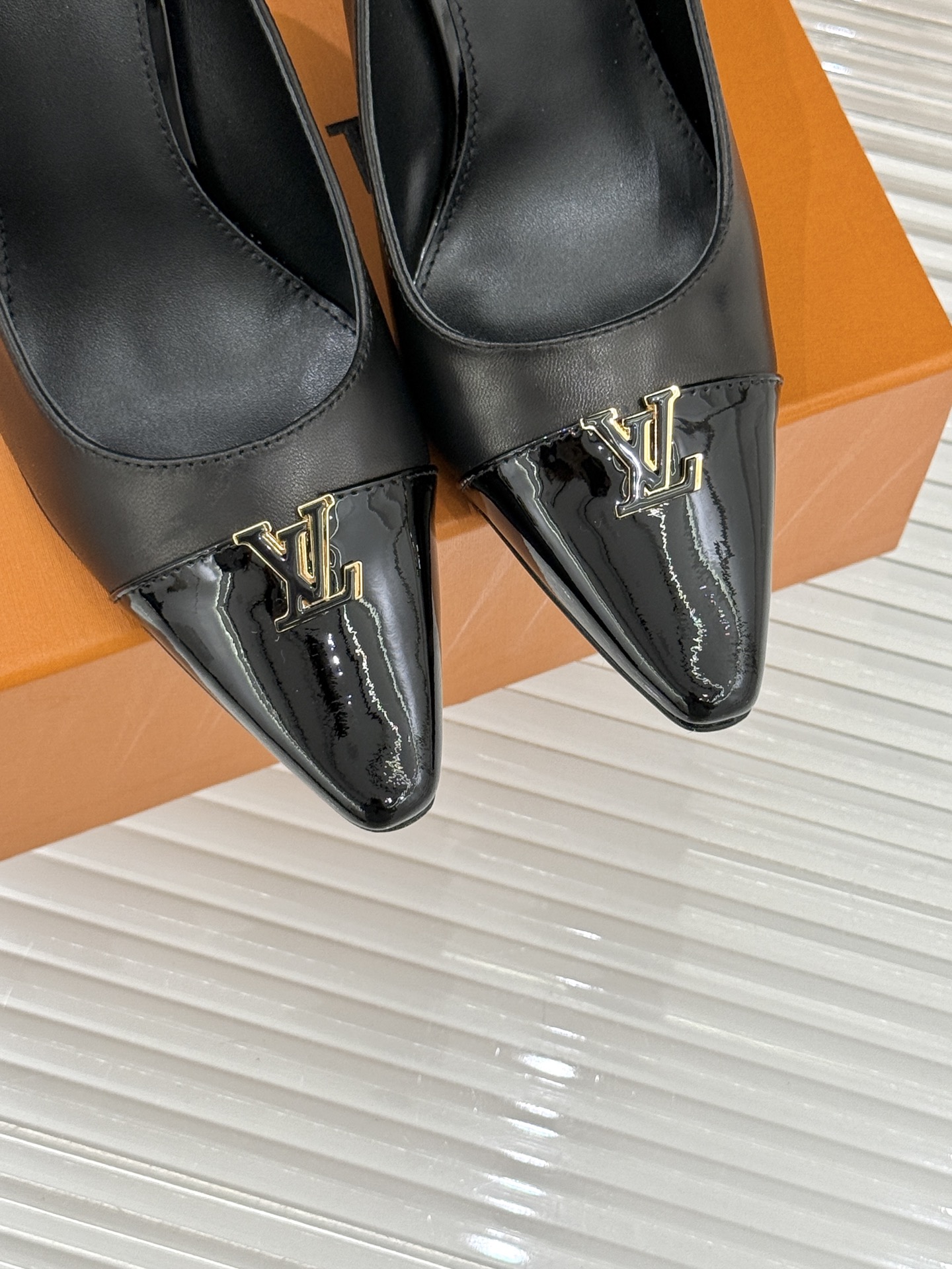 L*V驴牌经典金属扣尖头平底高跟单鞋经典与质感的双向奔赴lv威登百年匠艺凝于足尖，尖头鞋型以流畅线条延伸