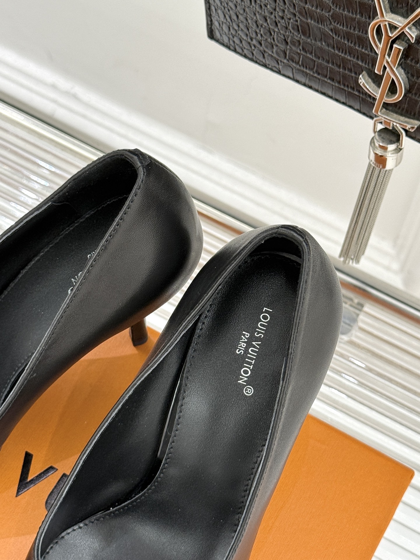 L*V驴牌经典金属扣尖头平底高跟单鞋经典与质感的双向奔赴lv威登百年匠艺凝于足尖，尖头鞋型以流畅线条延伸