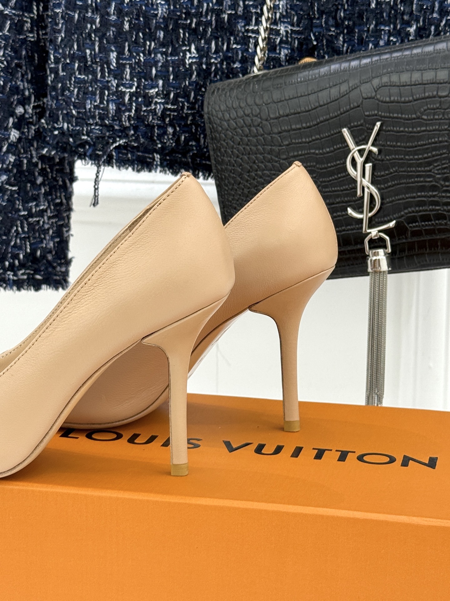 L*V驴牌经典金属扣尖头平底高跟单鞋经典与质感的双向奔赴lv威登百年匠艺凝于足尖，尖头鞋型以流畅线条延伸