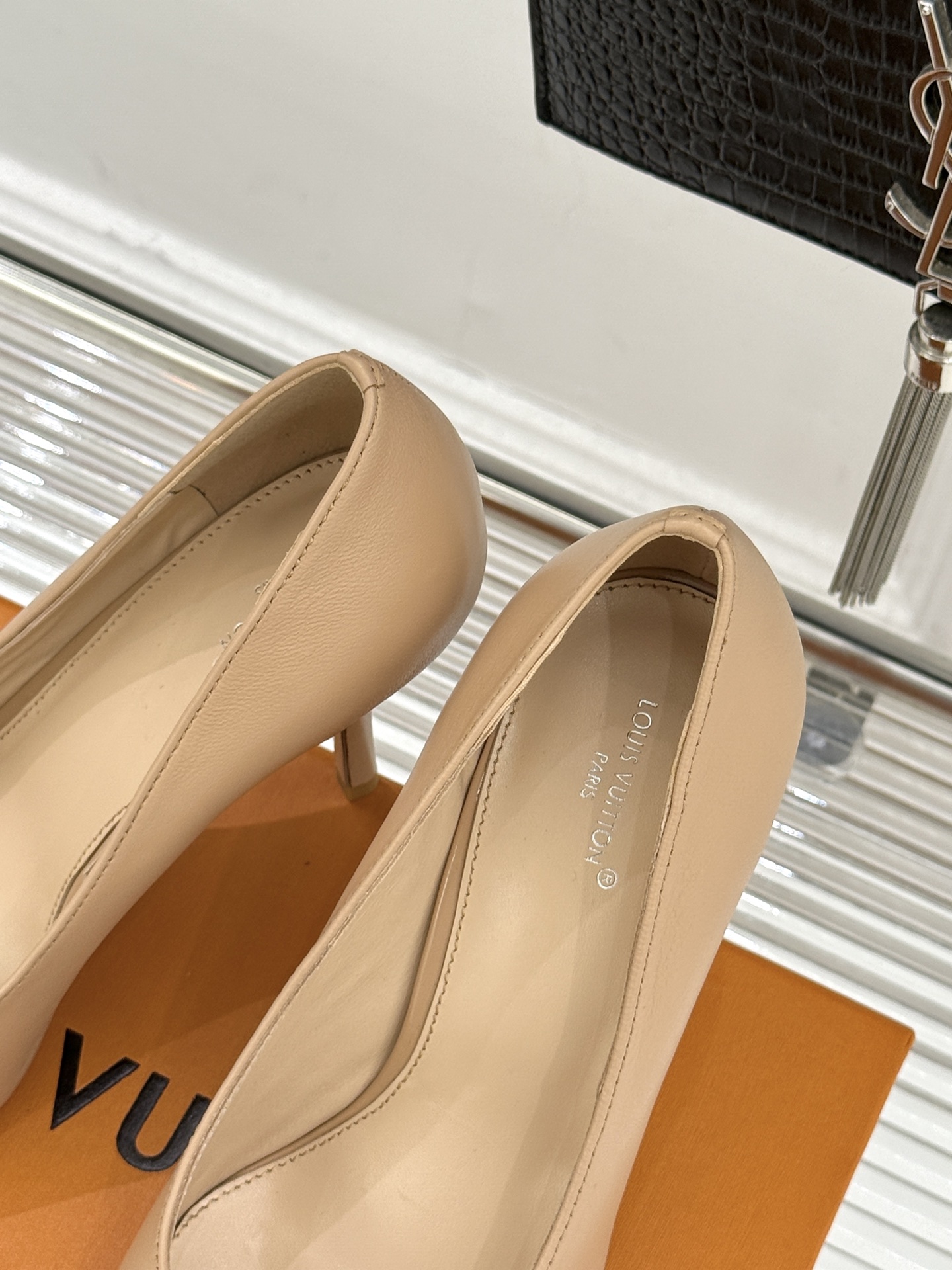 L*V驴牌经典金属扣尖头平底高跟单鞋经典与质感的双向奔赴lv威登百年匠艺凝于足尖，尖头鞋型以流畅线条延伸