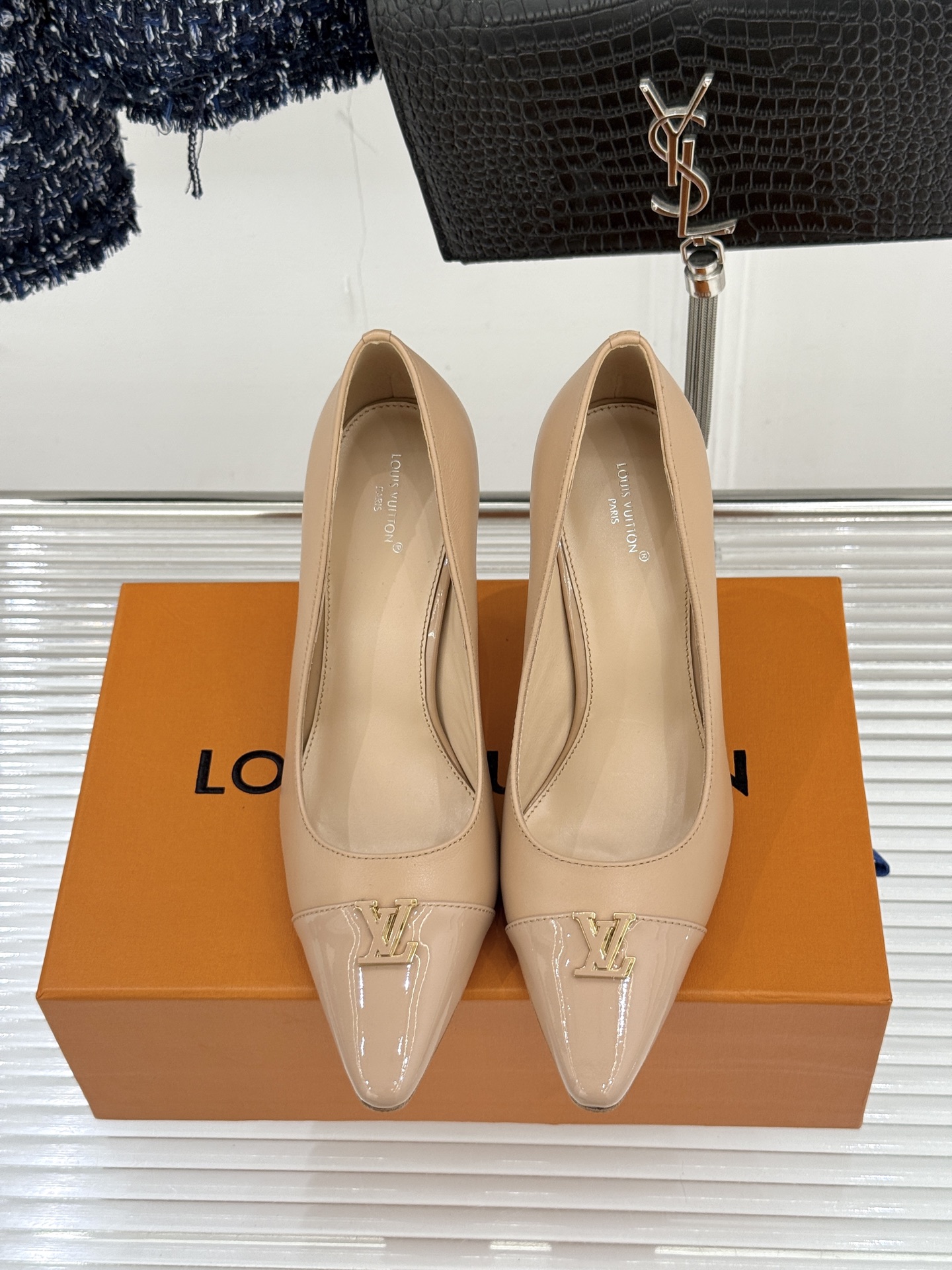 L*V驴牌经典金属扣尖头平底高跟单鞋经典与质感的双向奔赴lv威登百年匠艺凝于足尖，尖头鞋型以流畅线条延伸