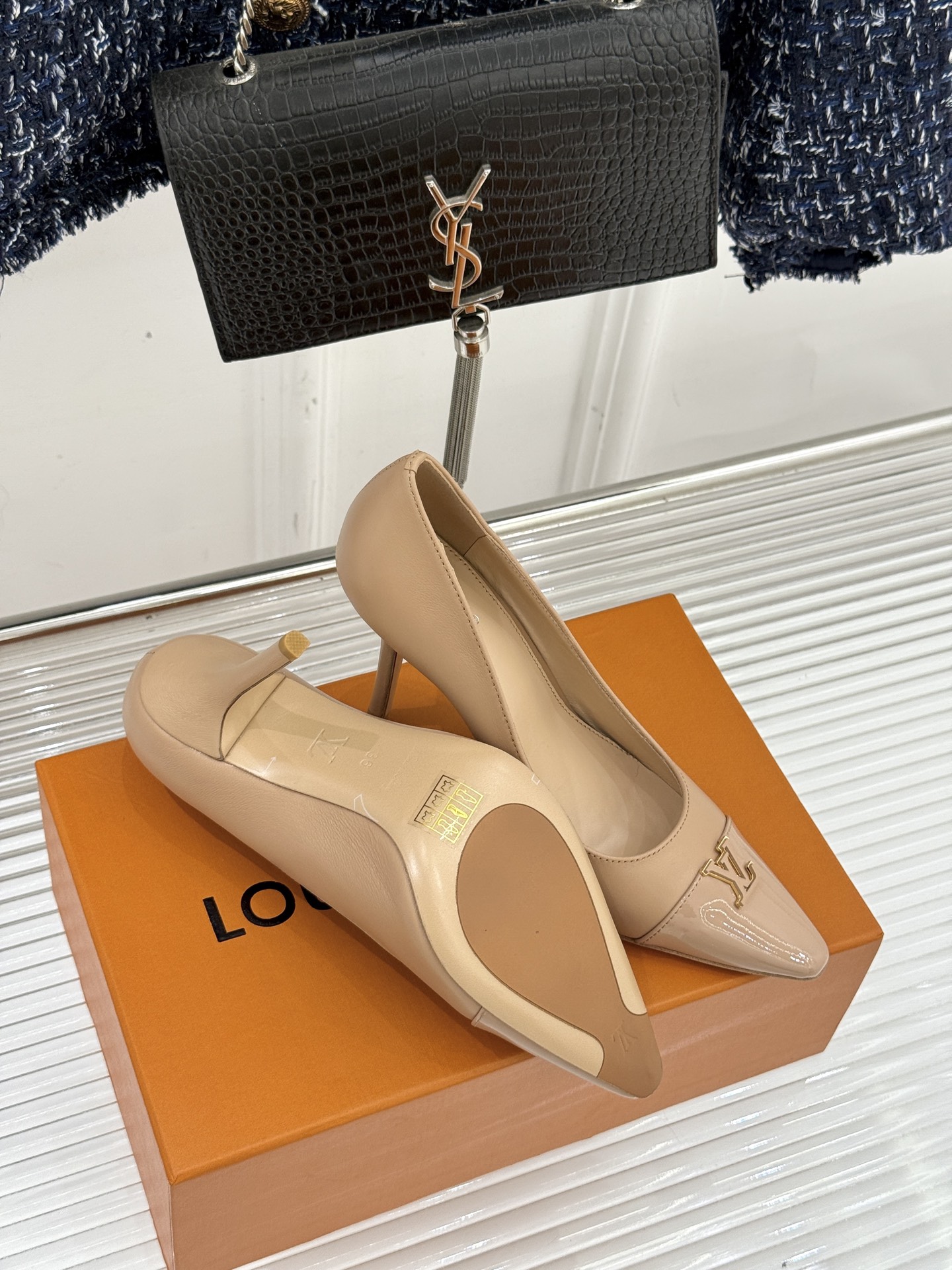 L*V驴牌经典金属扣尖头平底高跟单鞋经典与质感的双向奔赴lv威登百年匠艺凝于足尖，尖头鞋型以流畅线条延伸