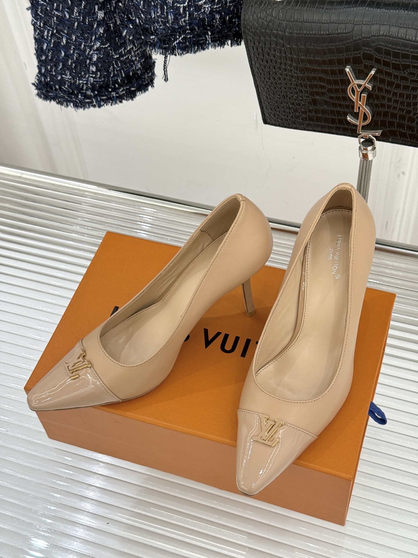 L*V驴牌经典金属扣尖头平底高跟单鞋经典与质感的双向奔赴lv威登百年匠艺凝于足尖，尖头鞋型以流畅线条延伸