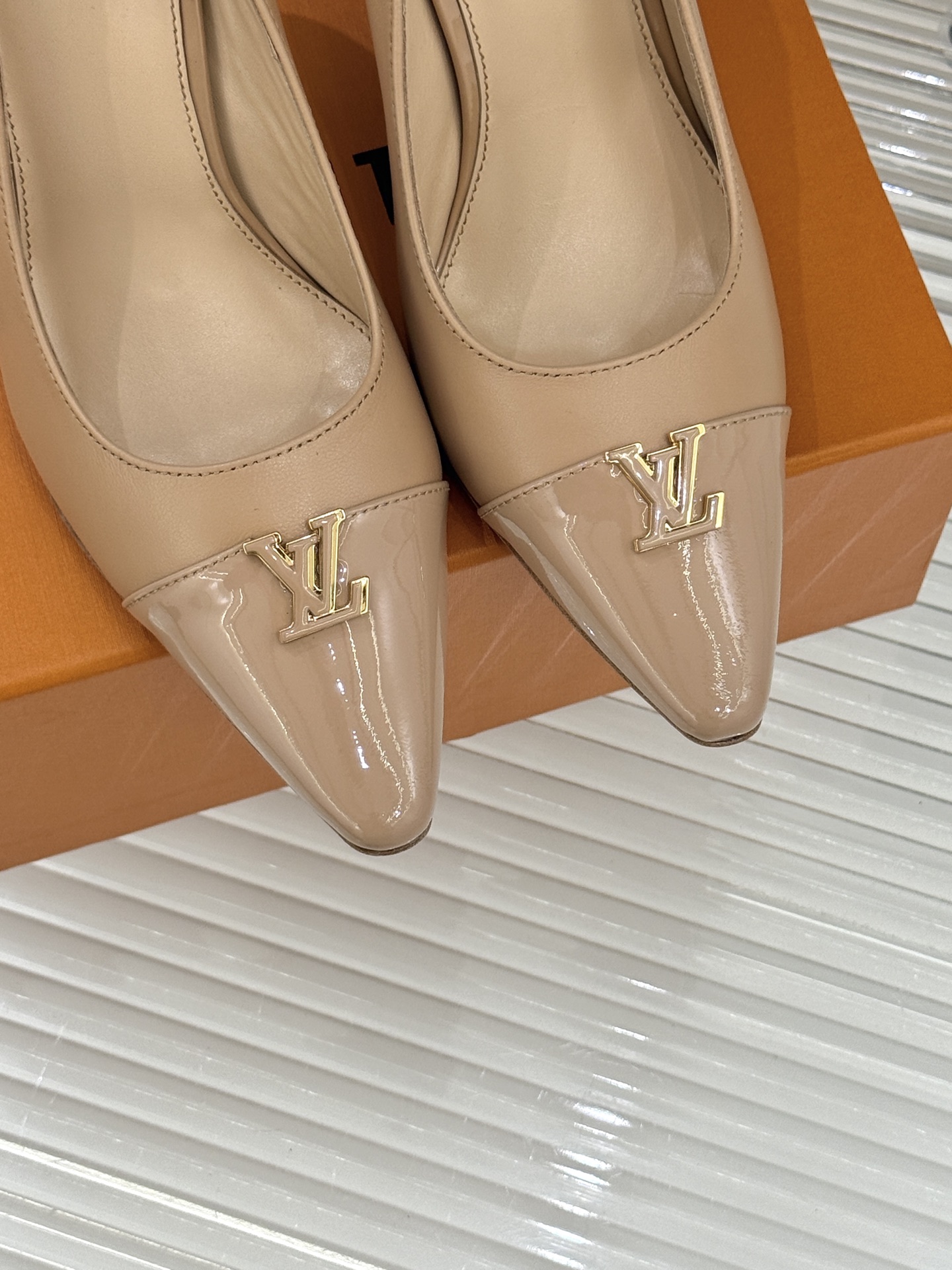 L*V驴牌经典金属扣尖头平底高跟单鞋经典与质感的双向奔赴lv威登百年匠艺凝于足尖，尖头鞋型以流畅线条延伸