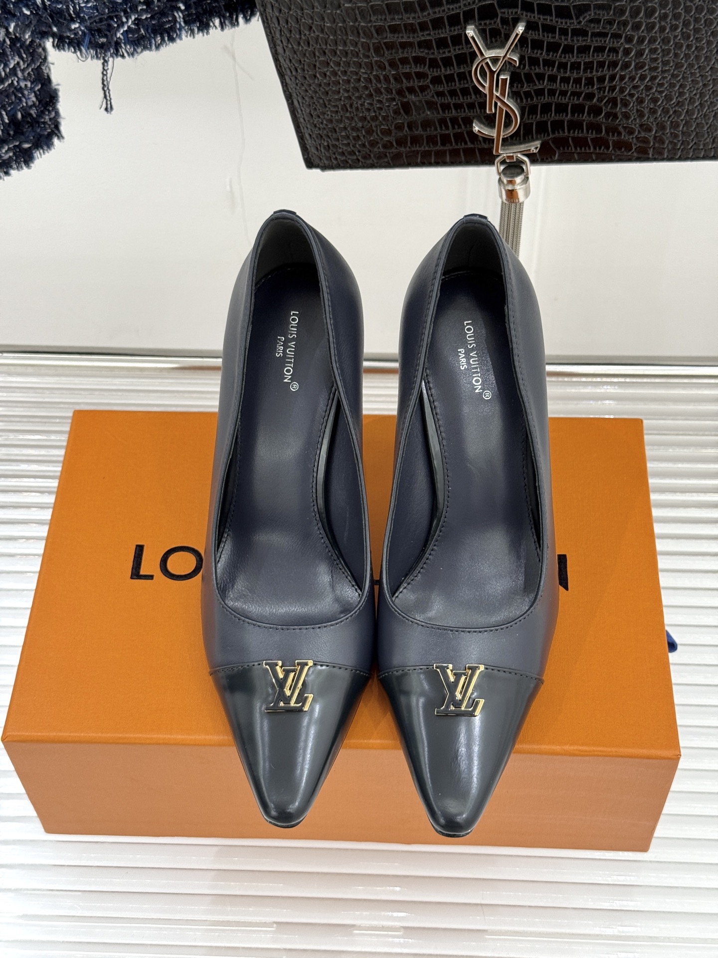 L*V驴牌经典金属扣尖头平底高跟单鞋经典与质感的双向奔赴lv威登百年匠艺凝于足尖，尖头鞋型以流畅线条延伸