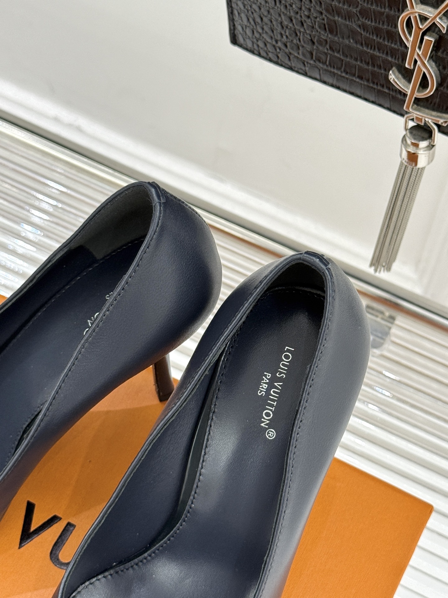 L*V驴牌经典金属扣尖头平底高跟单鞋经典与质感的双向奔赴lv威登百年匠艺凝于足尖，尖头鞋型以流畅线条延伸