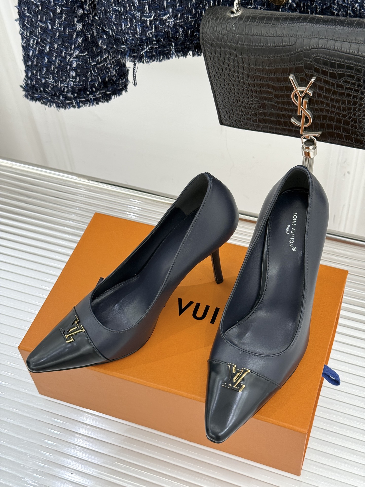 L*V驴牌经典金属扣尖头平底高跟单鞋经典与质感的双向奔赴lv威登百年匠艺凝于足尖，尖头鞋型以流畅线条延伸