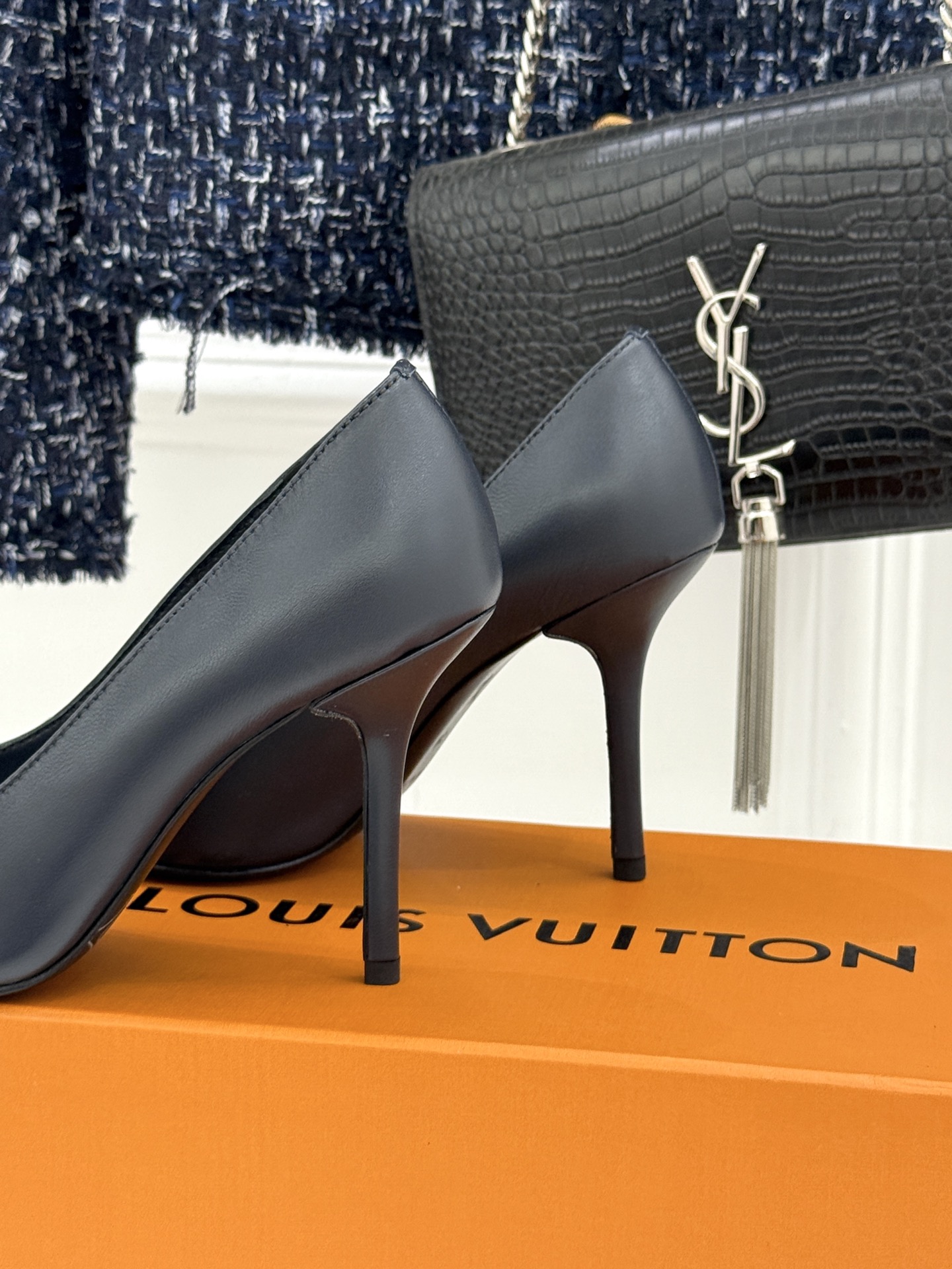 L*V驴牌经典金属扣尖头平底高跟单鞋经典与质感的双向奔赴lv威登百年匠艺凝于足尖，尖头鞋型以流畅线条延伸