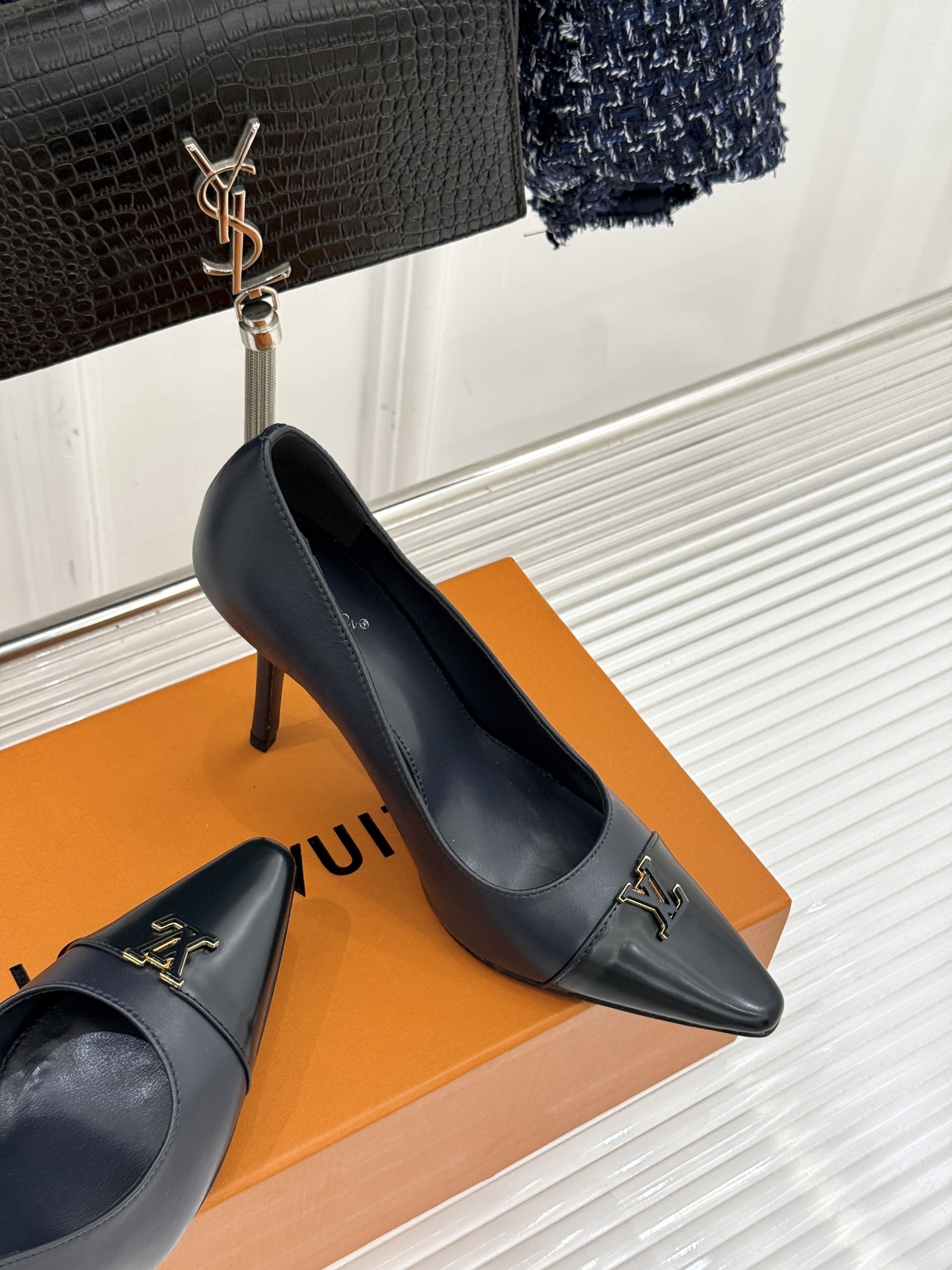 L*V驴牌经典金属扣尖头平底高跟单鞋经典与质感的双向奔赴lv威登百年匠艺凝于足尖，尖头鞋型以流畅线条延伸