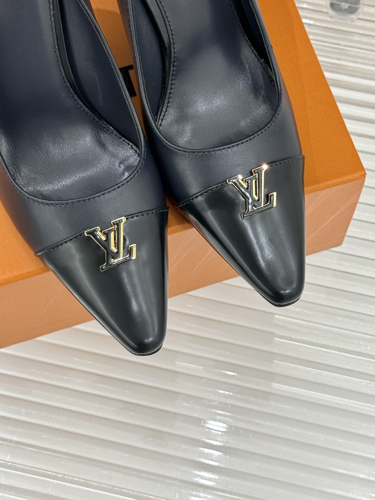 L*V驴牌经典金属扣尖头平底高跟单鞋经典与质感的双向奔赴lv威登百年匠艺凝于足尖，尖头鞋型以流畅线条延伸