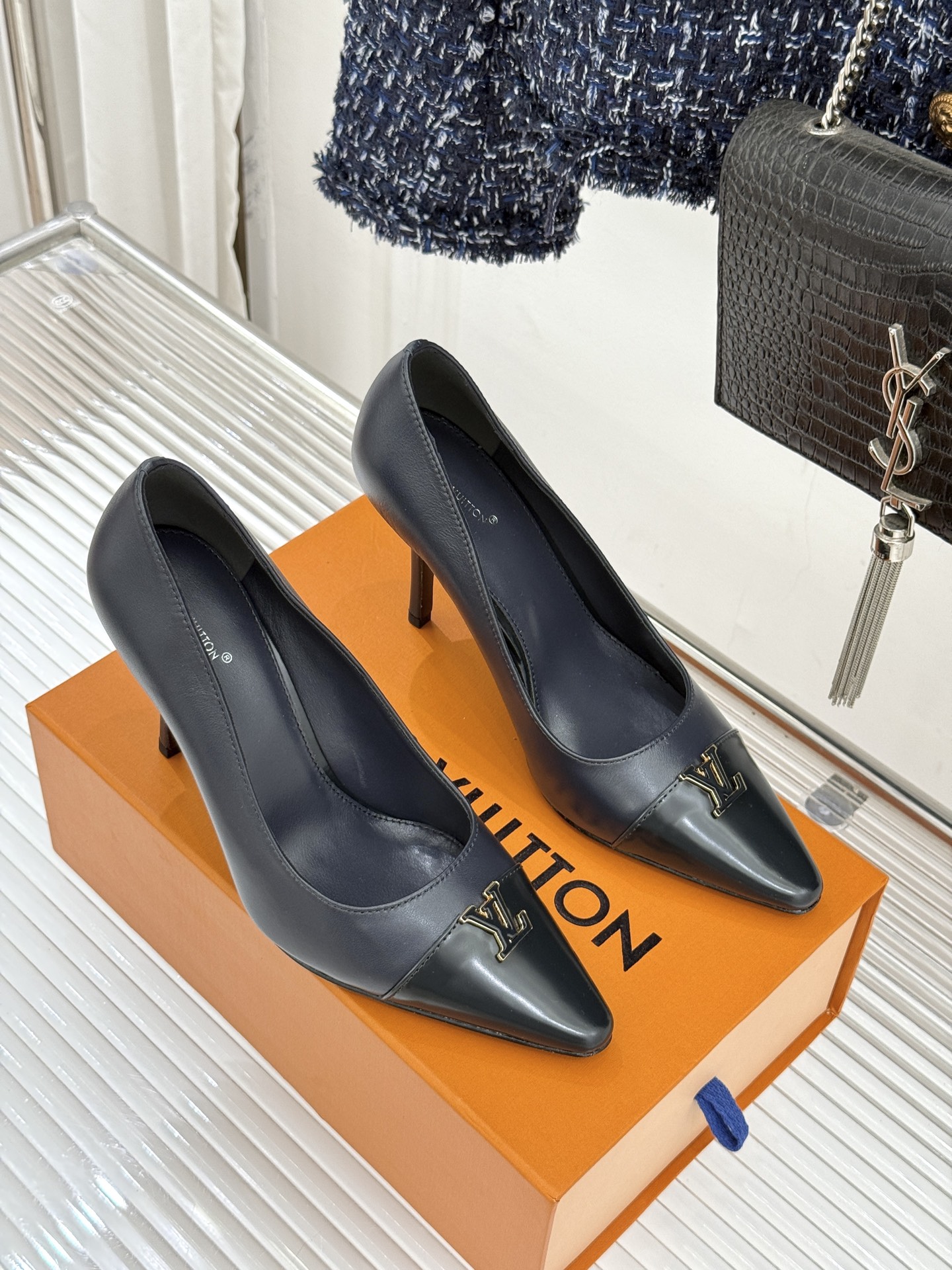 L*V驴牌经典金属扣尖头平底高跟单鞋经典与质感的双向奔赴lv威登百年匠艺凝于足尖，尖头鞋型以流畅线条延伸