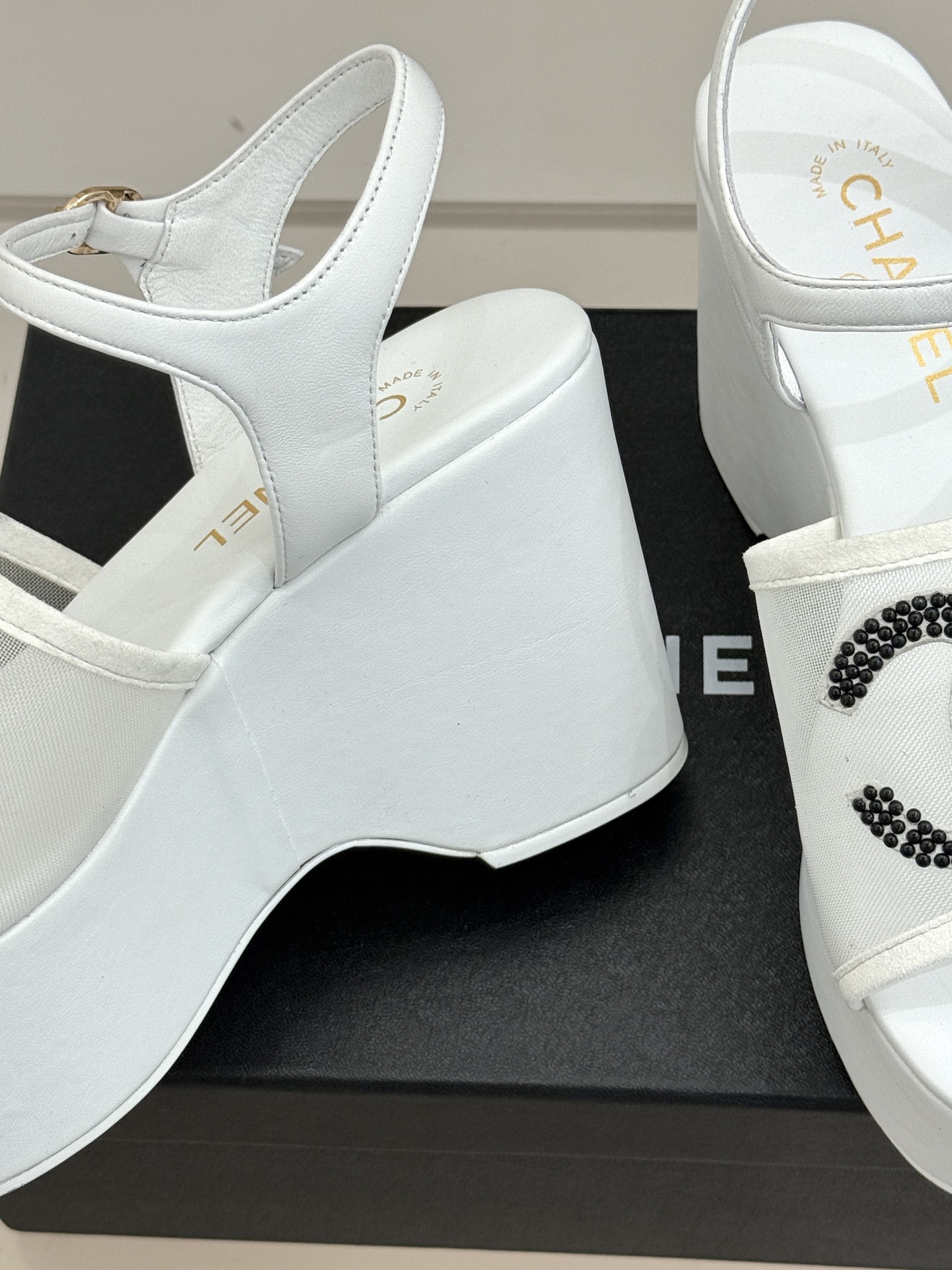 CHANE*｜小香26P水钻双C厚底凉鞋小香26P早春携星光而来将双C Logo化作闪耀焦点水钻以手工镶