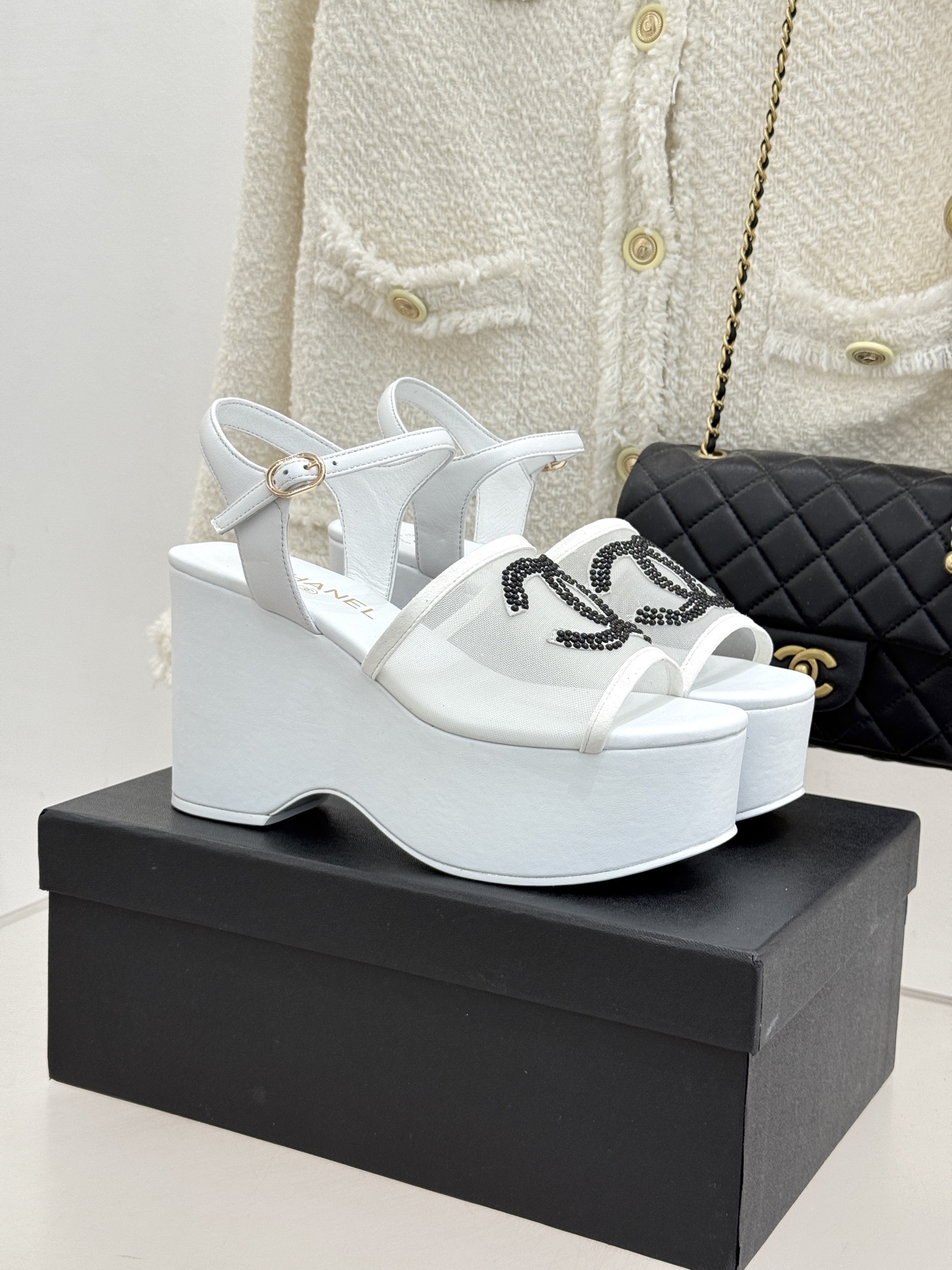 CHANE*｜小香26P水钻双C厚底凉鞋小香26P早春携星光而来将双C Logo化作闪耀焦点水钻以手工镶