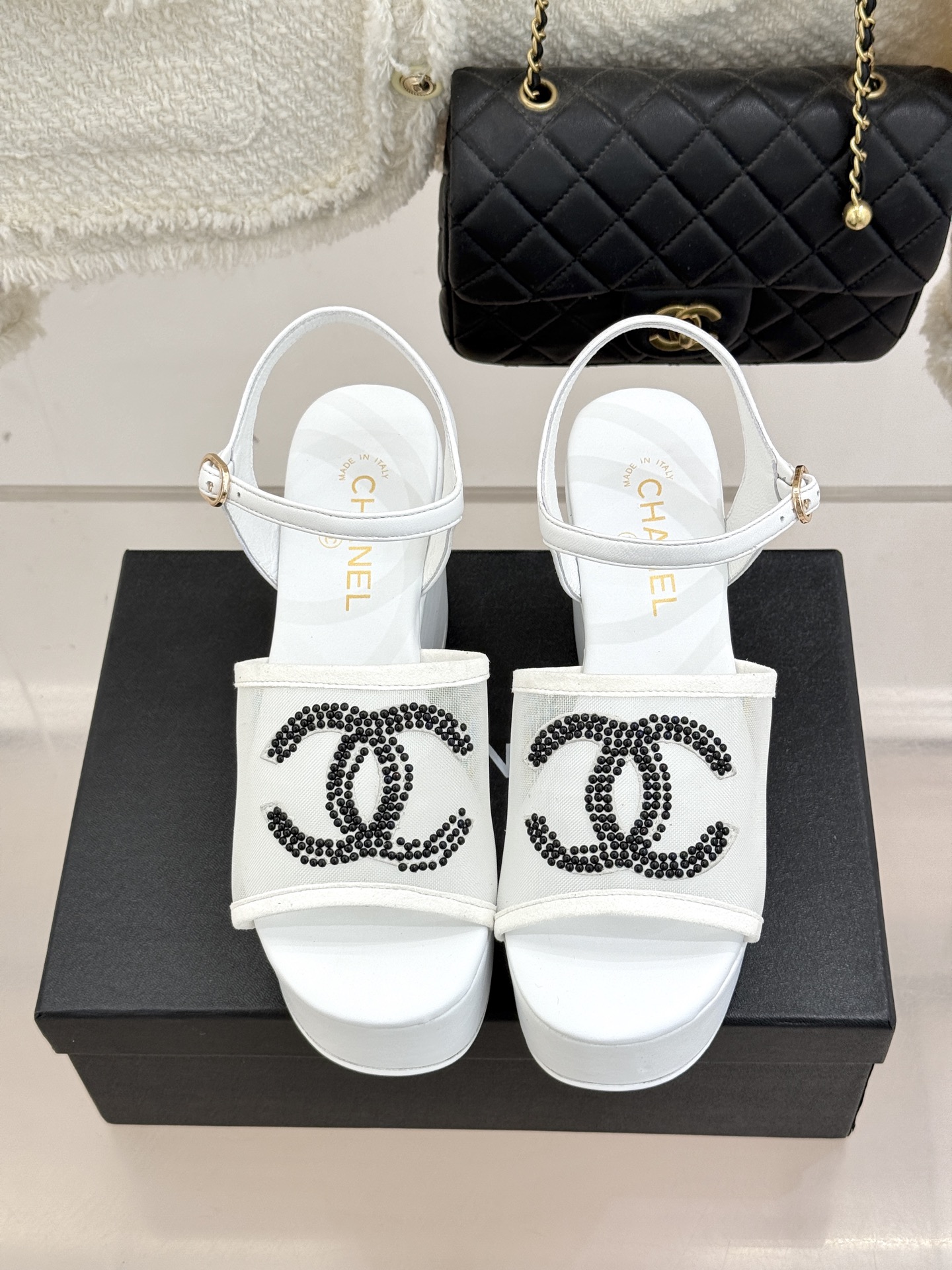 CHANE*｜小香26P水钻双C厚底凉鞋小香26P早春携星光而来将双C Logo化作闪耀焦点水钻以手工镶