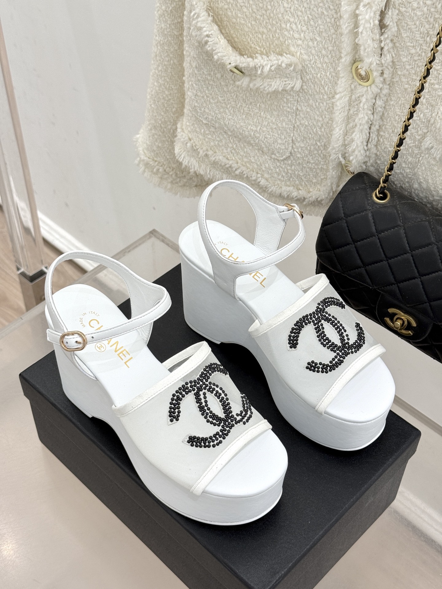 CHANE*｜小香26P水钻双C厚底凉鞋小香26P早春携星光而来将双C Logo化作闪耀焦点水钻以手工镶