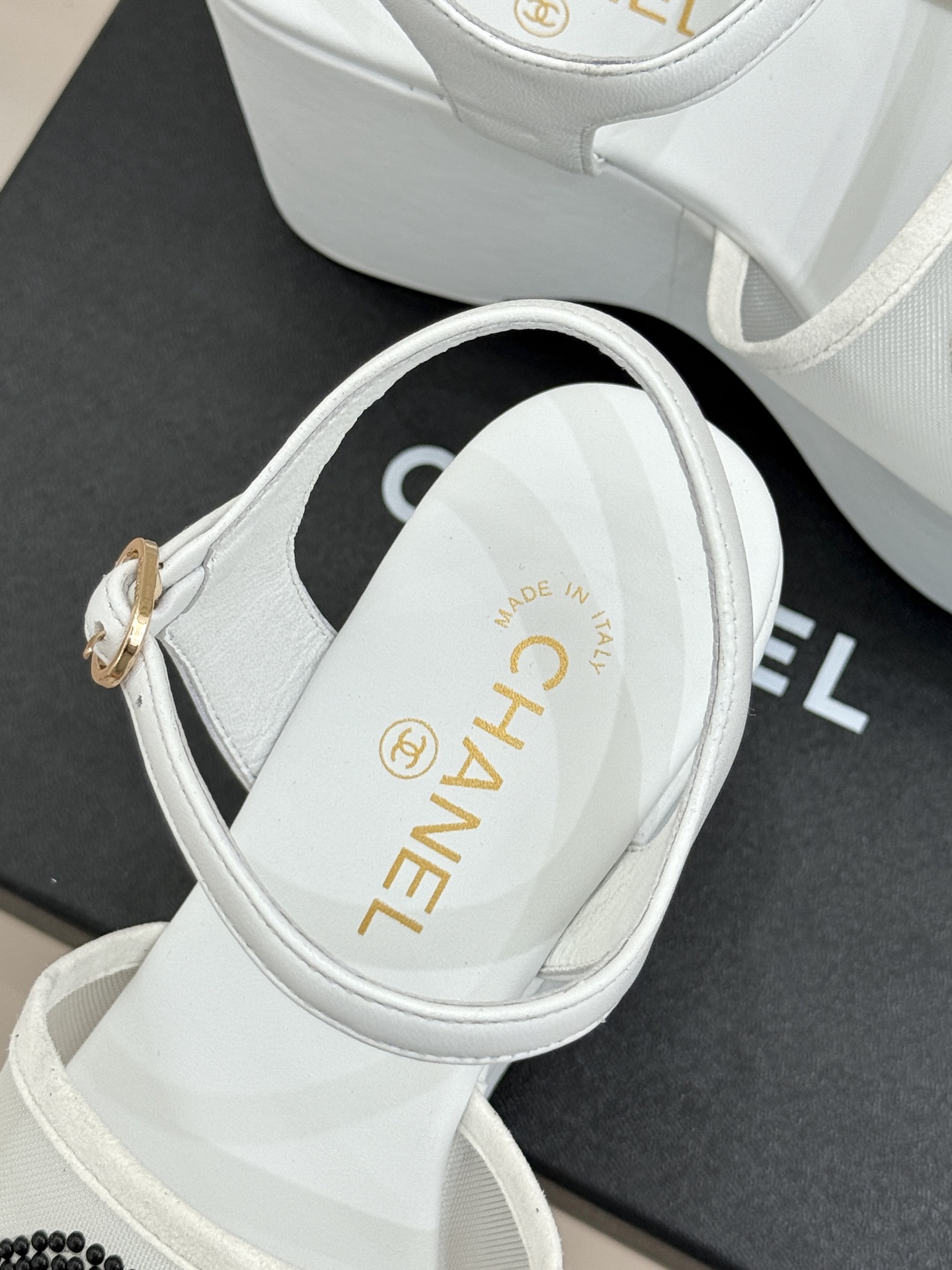 CHANE*｜小香26P水钻双C厚底凉鞋小香26P早春携星光而来将双C Logo化作闪耀焦点水钻以手工镶