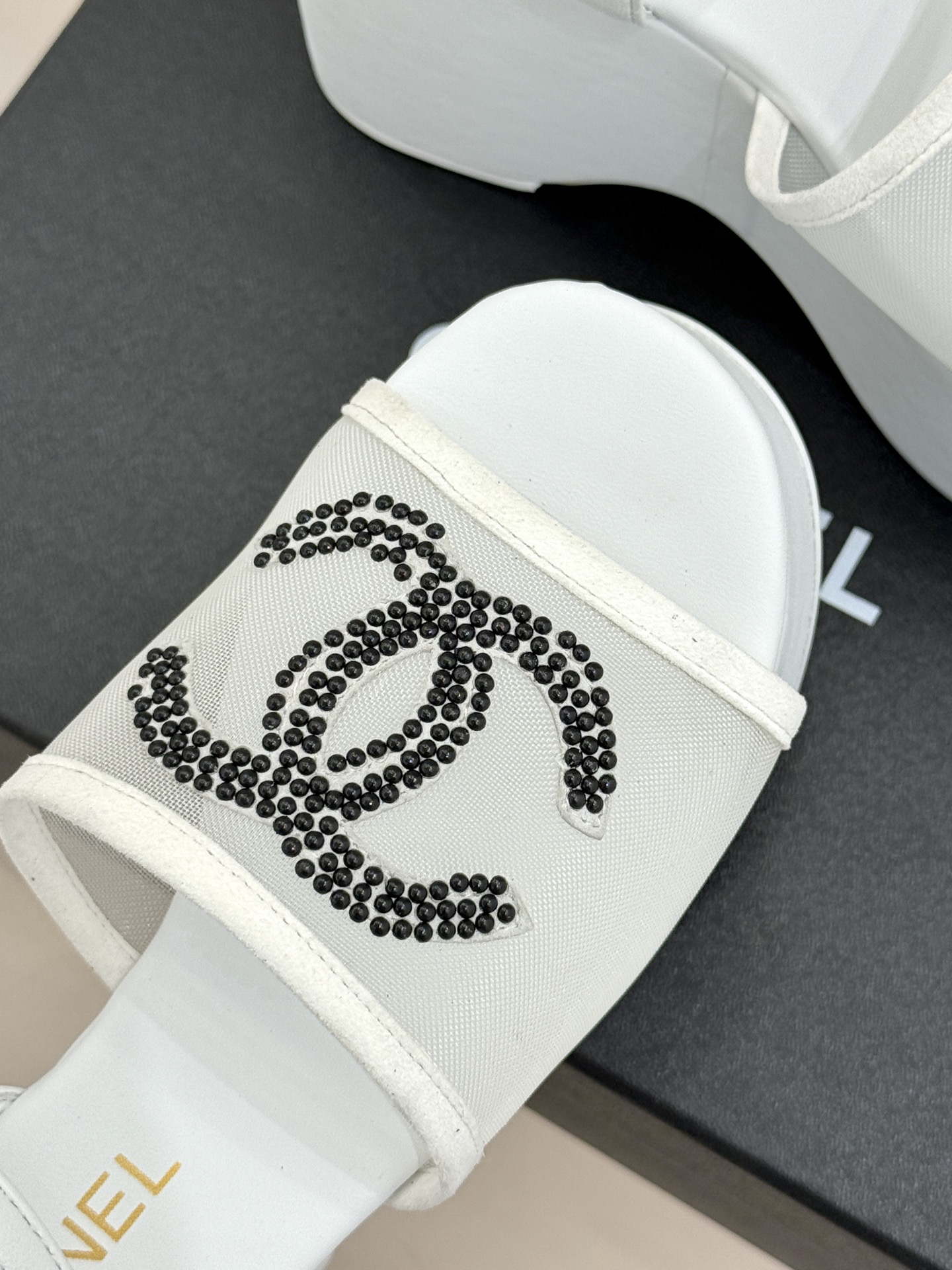 CHANE*｜小香26P水钻双C厚底凉鞋小香26P早春携星光而来将双C Logo化作闪耀焦点水钻以手工镶