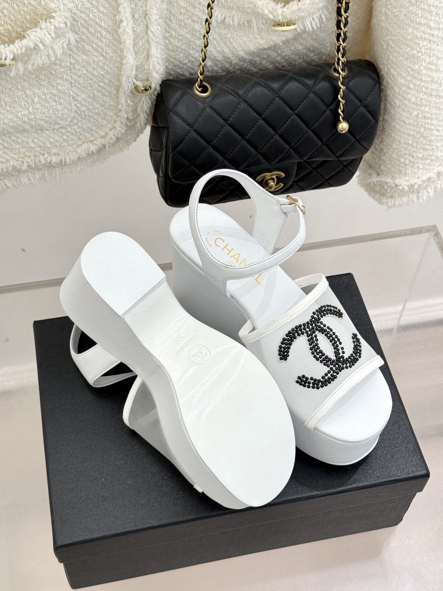 CHANE*｜小香26P水钻双C厚底凉鞋小香26P早春携星光而来将双C Logo化作闪耀焦点水钻以手工镶