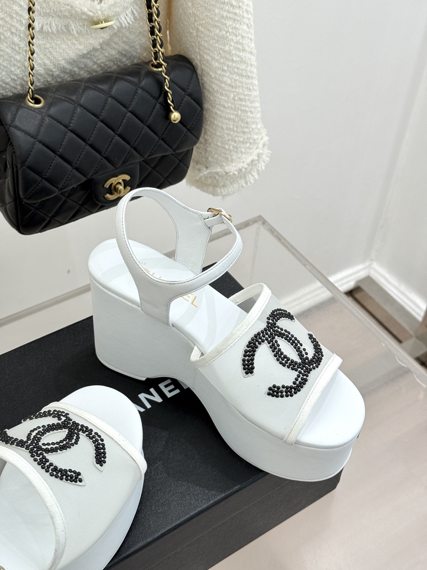 CHANE*｜小香26P水钻双C厚底凉鞋小香26P早春携星光而来将双C Logo化作闪耀焦点水钻以手工镶