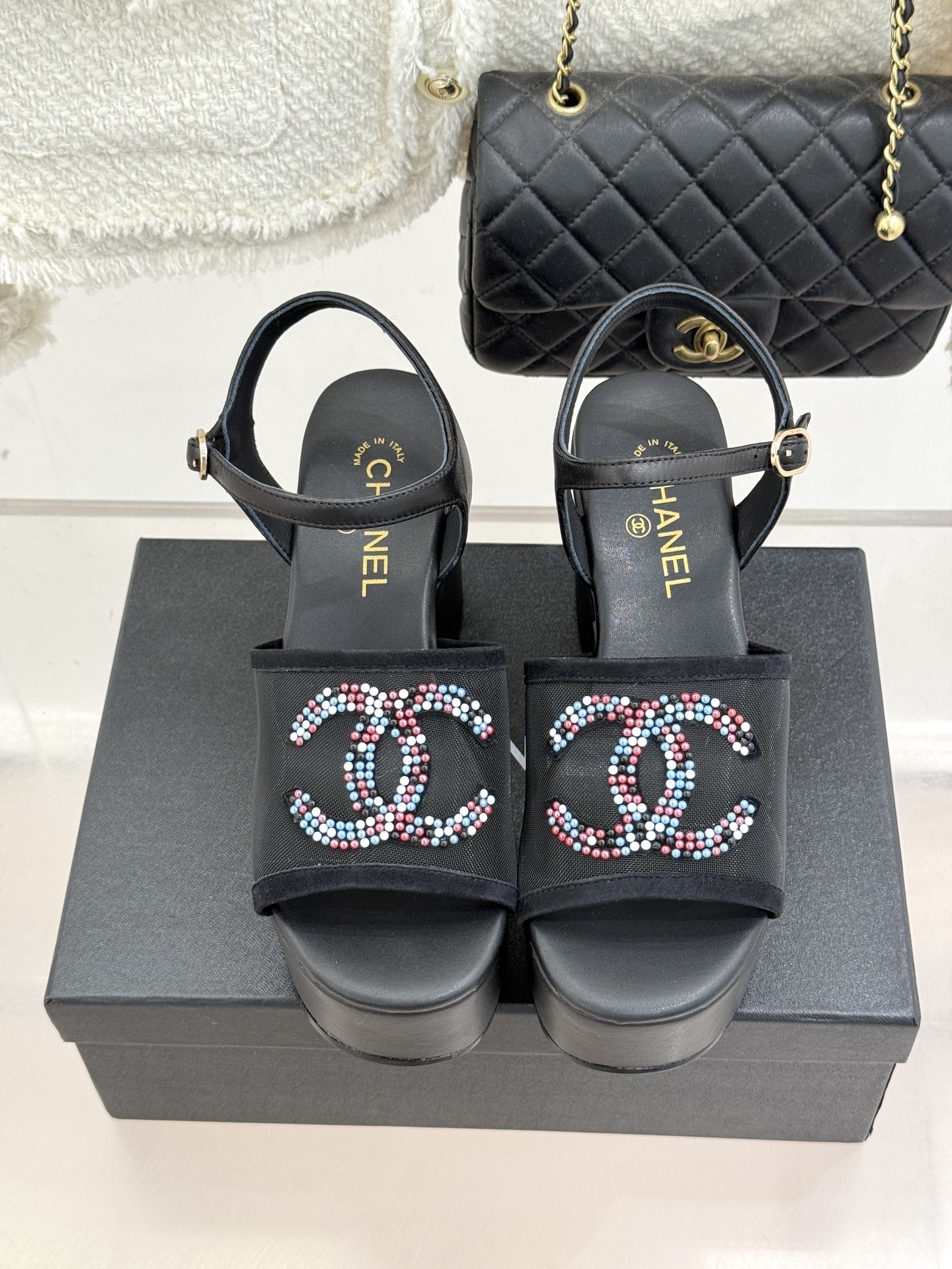 CHANE*｜小香26P水钻双C厚底凉鞋小香26P早春携星光而来将双C Logo化作闪耀焦点水钻以手工镶