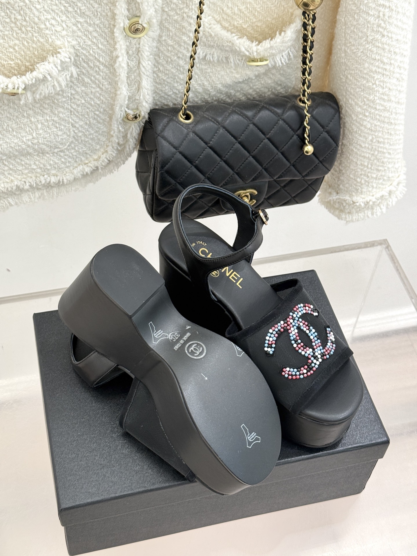 CHANE*｜小香26P水钻双C厚底凉鞋小香26P早春携星光而来将双C Logo化作闪耀焦点水钻以手工镶