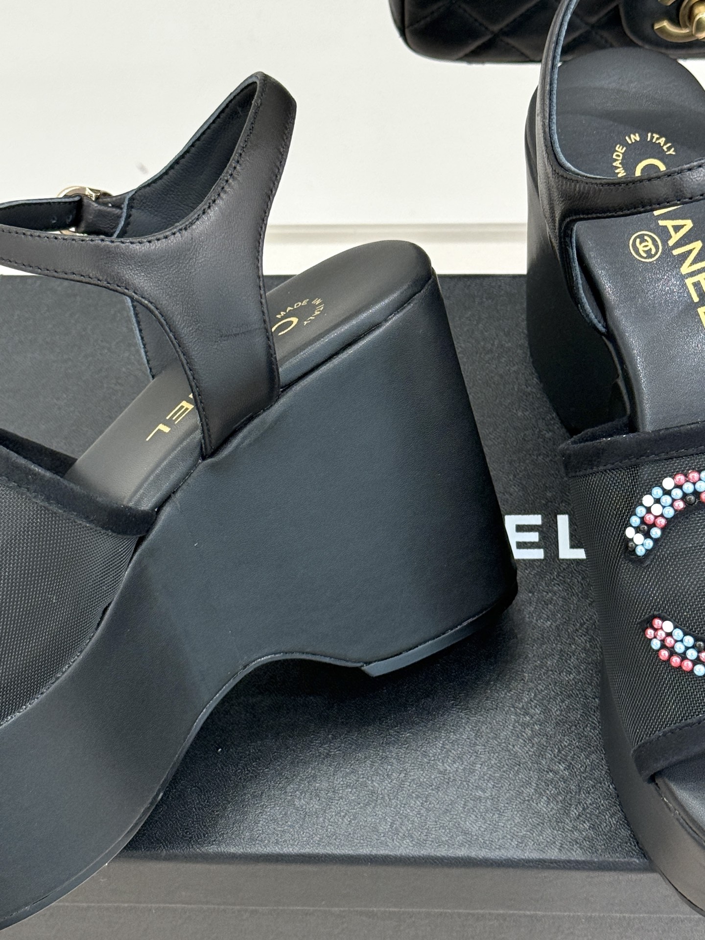 CHANE*｜小香26P水钻双C厚底凉鞋小香26P早春携星光而来将双C Logo化作闪耀焦点水钻以手工镶