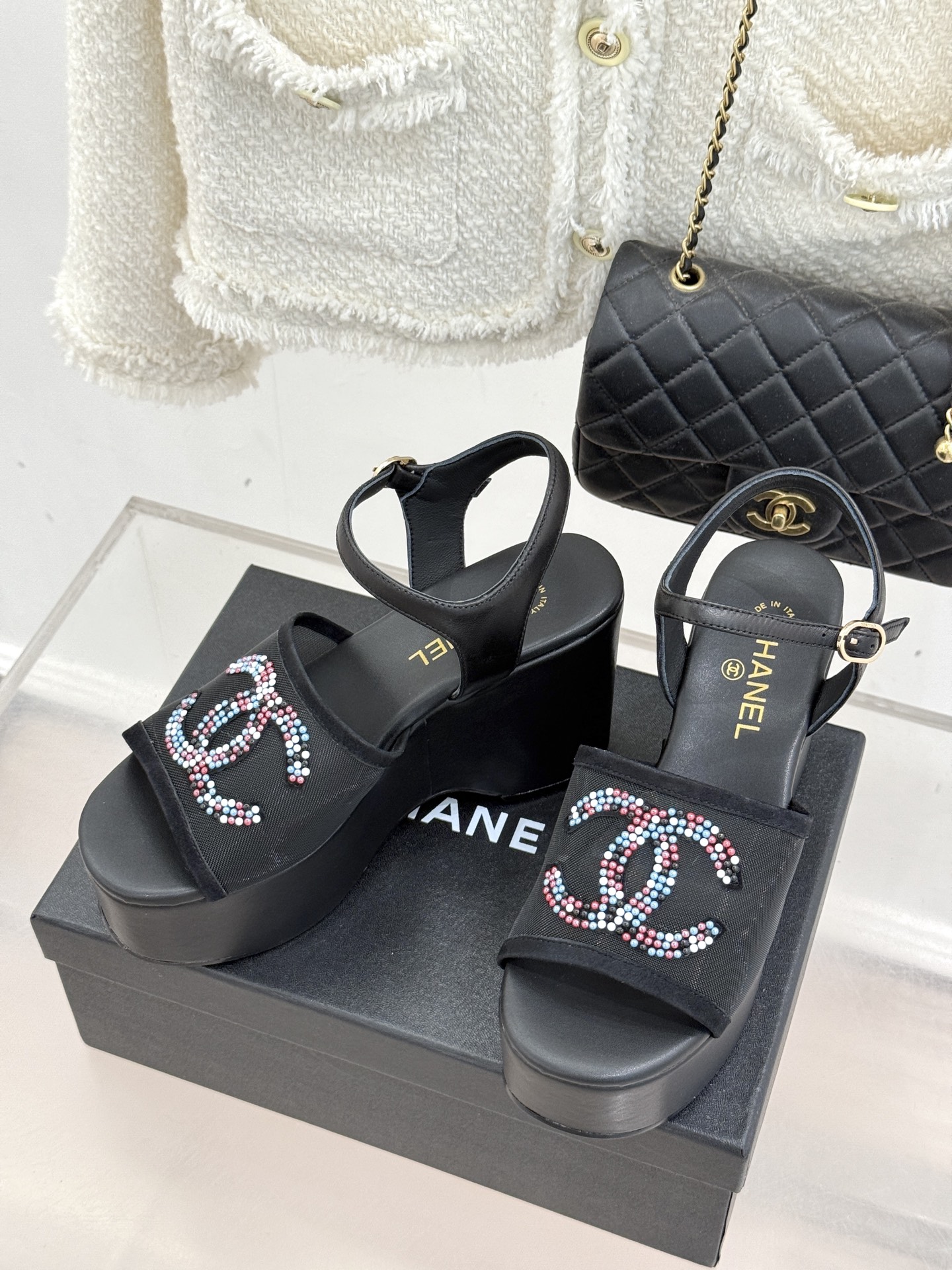 CHANE*｜小香26P水钻双C厚底凉鞋小香26P早春携星光而来将双C Logo化作闪耀焦点水钻以手工镶