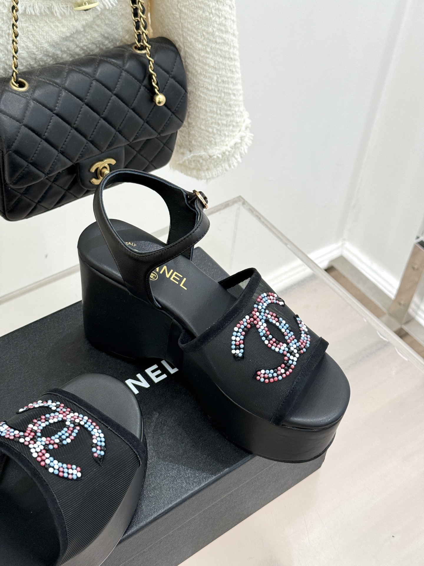 CHANE*｜小香26P水钻双C厚底凉鞋小香26P早春携星光而来将双C Logo化作闪耀焦点水钻以手工镶