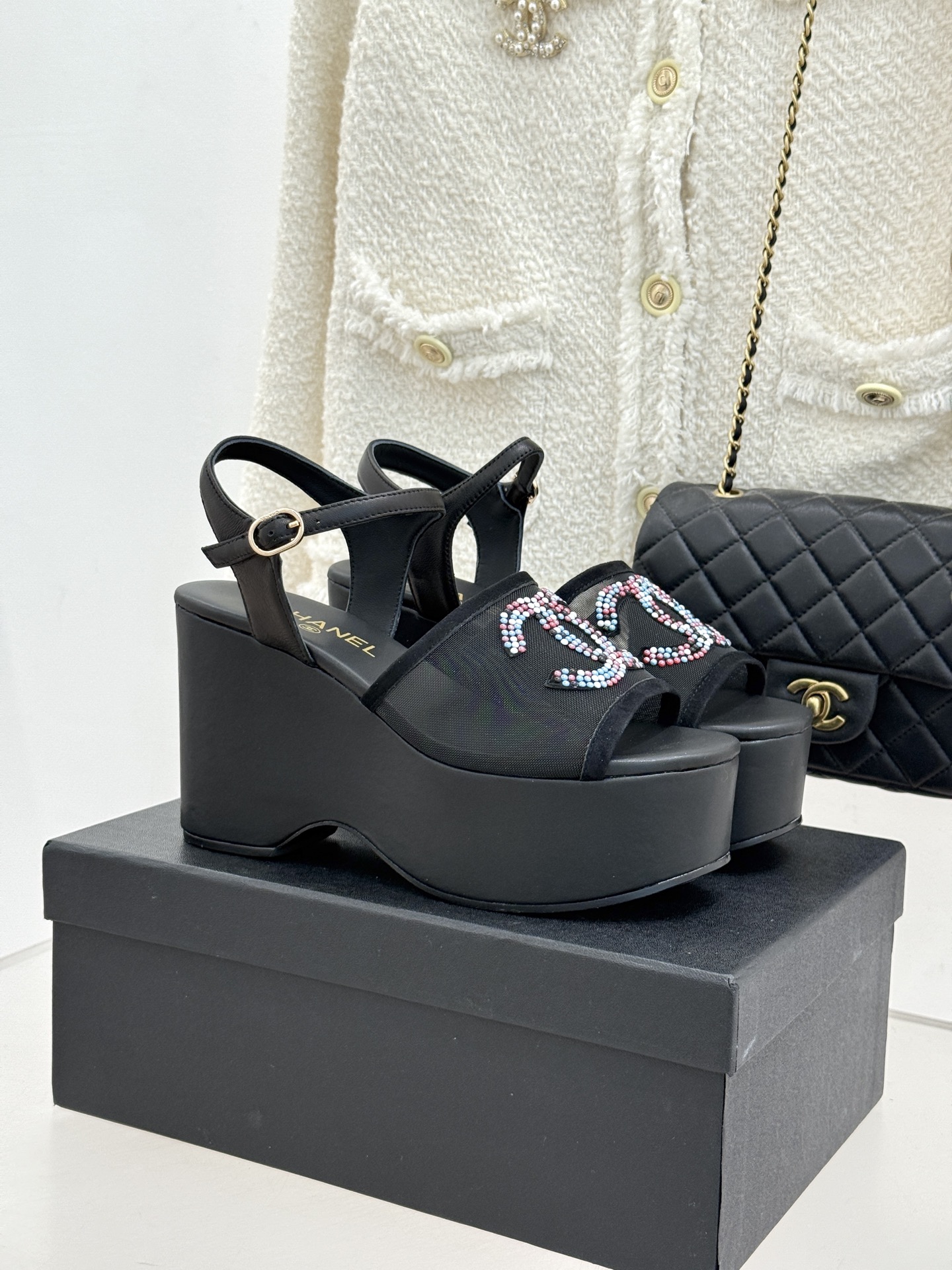 NO:726381,CHANE*｜Xiaoxiang 26P rhinestone double C thick-soled sandals Xiaoxiang 26P comes with starlight in early spring. Turn the double C Logo into a shining focus. Rhinestones are embellished on the shoe body with hand-made inlay technology. The light and shadow flow reflect the dazzling luster of the golden age. High-temperature hot-drilling process. Wear-resistant and not easy to fall off. The ingeniously crafted waterproof platform thick-soled design cleverly stretches the leg lines and easily outlines superior proportions. Particularly friendly to small people and becomes slim in seconds.  The simple one-line strap outlines the ankle line, and the shoe shape accommodates wide feet, showing a sense of relaxation. Whether it is a gauze skirt for an island vacation or a wide-leg pants for urban commuting, it can light up the shape with starlight texture, interpreting the eternal elegance of quiet luxury style. The fabric is made of original mesh hot diamond, and the lining of the tiptoe is all sheepskin. The original molded custom foam outsole size35-39 (customized 40/41)  No. 9152016117,sandals,chanel,sandals,skirts,sheepskin,gold19860909CHANE*｜小香26P水钻双C厚底凉鞋 小香26P早春携星光而来 将双C Logo化作闪耀焦点 水钻以手工镶嵌工艺缀于鞋身 光影流转间折射黄金时代的璀璨光泽 高温烫钻工艺加持 耐磨不易脱落. 匠心打造的防水台厚底设计 巧妙拉伸腿部线条 轻松勾勒优越比例 对小个子格外友好 秒变修长身形 简约一字带勾勒脚踝线条 鞋型包容宽脚型 尽显松弛感. 无论是海岛度假的纱裙 还是都市通勤的阔腿裤 皆能以星光质感点亮造型 诠释静奢风的永恒优雅. 面料采用原版网面烫钻 内里踮脚均为羊皮 原版开模定制发泡大底 size35-39（40/41定制） 编号9152016117,凉鞋,chanel,sandals,skirts,sheepskin,gold,Women's Shoes