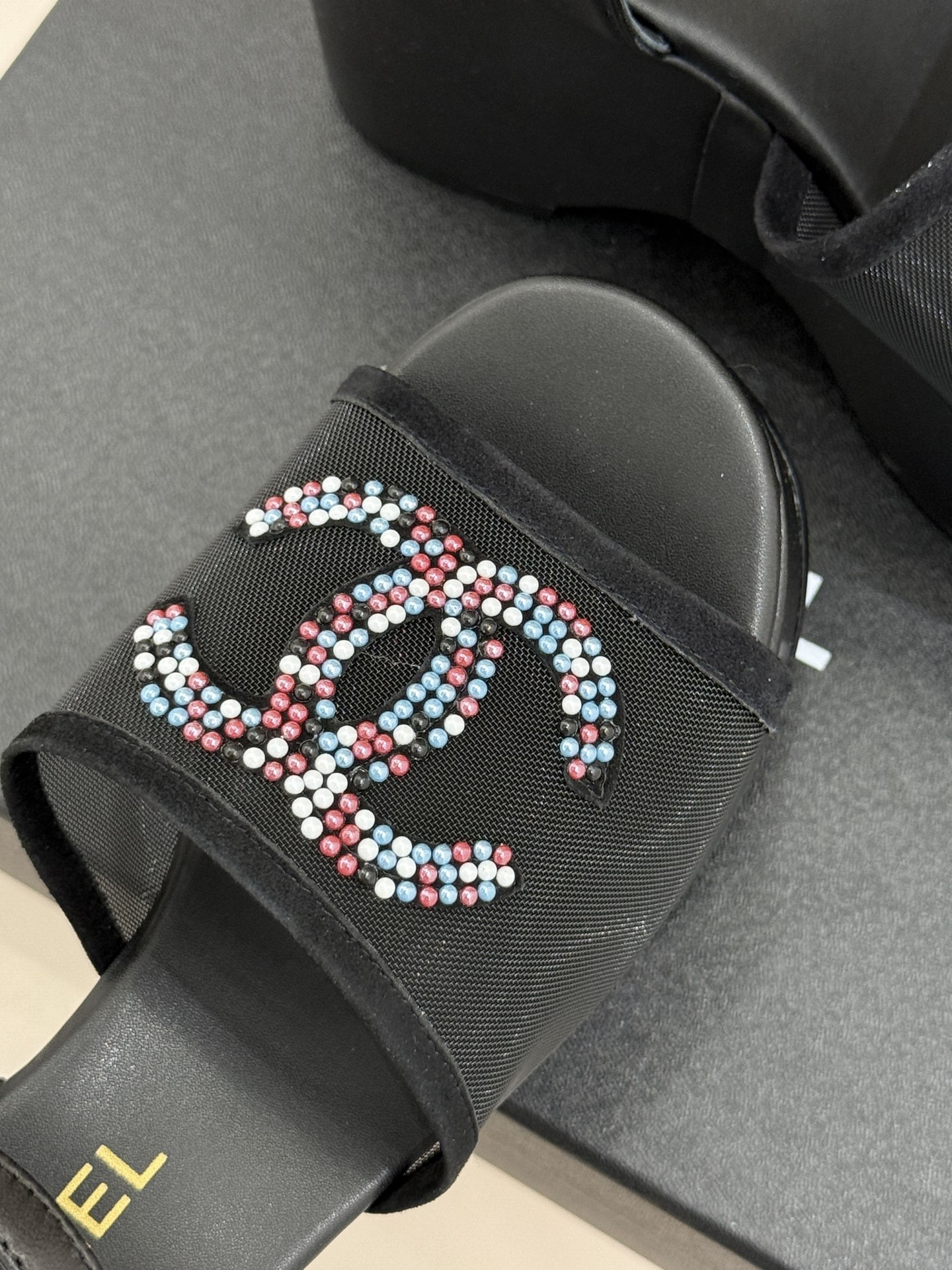 CHANE*｜小香26P水钻双C厚底凉鞋小香26P早春携星光而来将双C Logo化作闪耀焦点水钻以手工镶