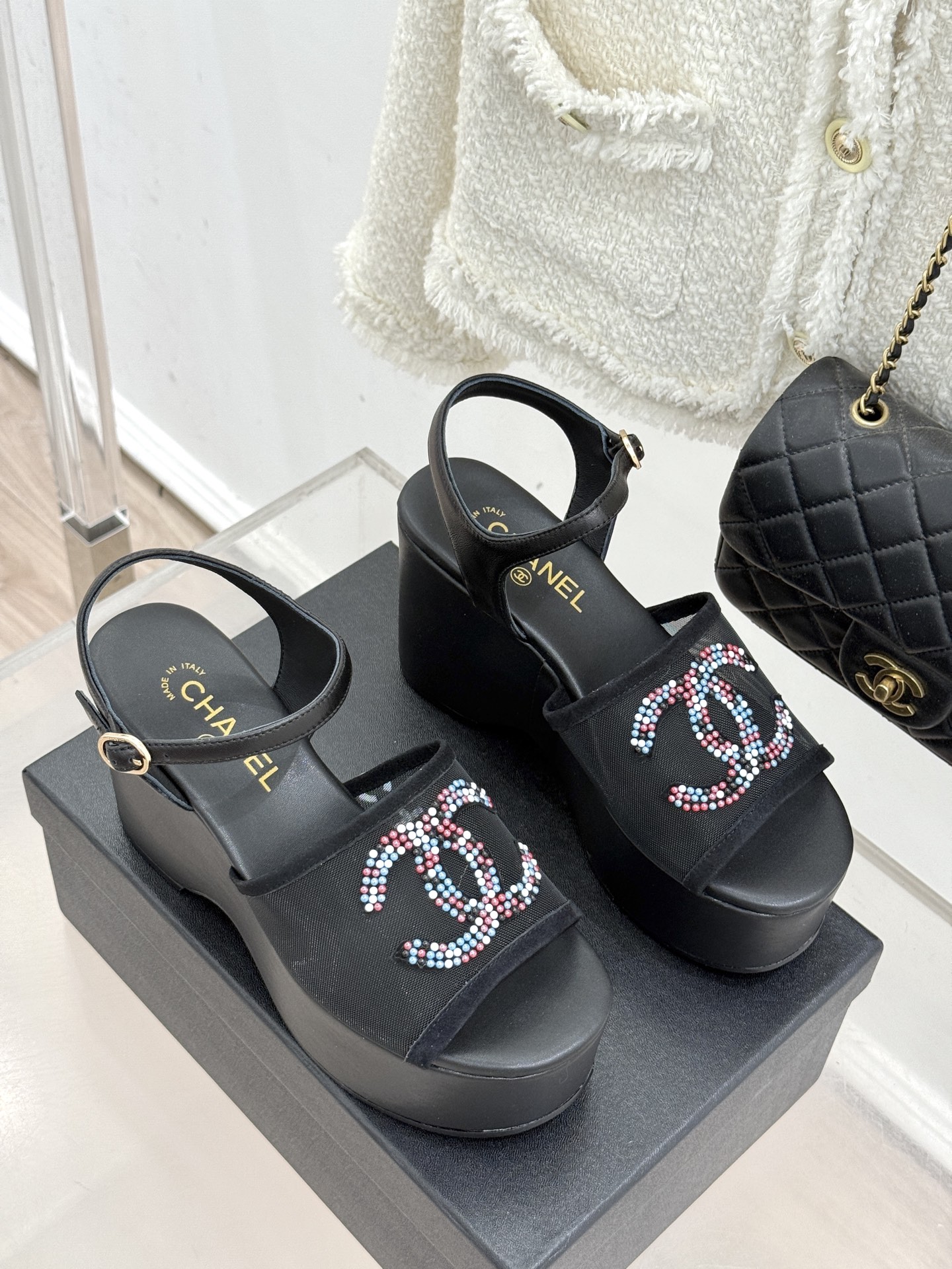 CHANE*｜小香26P水钻双C厚底凉鞋小香26P早春携星光而来将双C Logo化作闪耀焦点水钻以手工镶