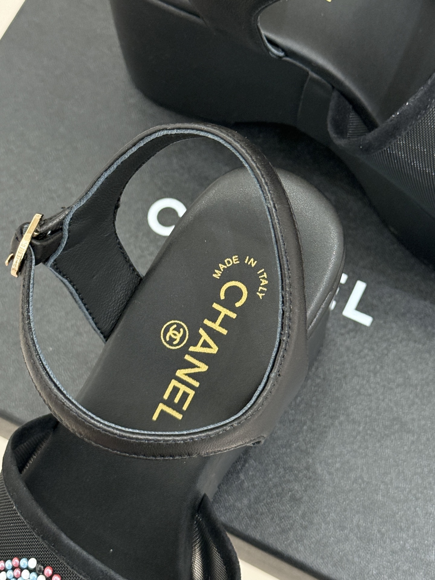 CHANE*｜小香26P水钻双C厚底凉鞋小香26P早春携星光而来将双C Logo化作闪耀焦点水钻以手工镶