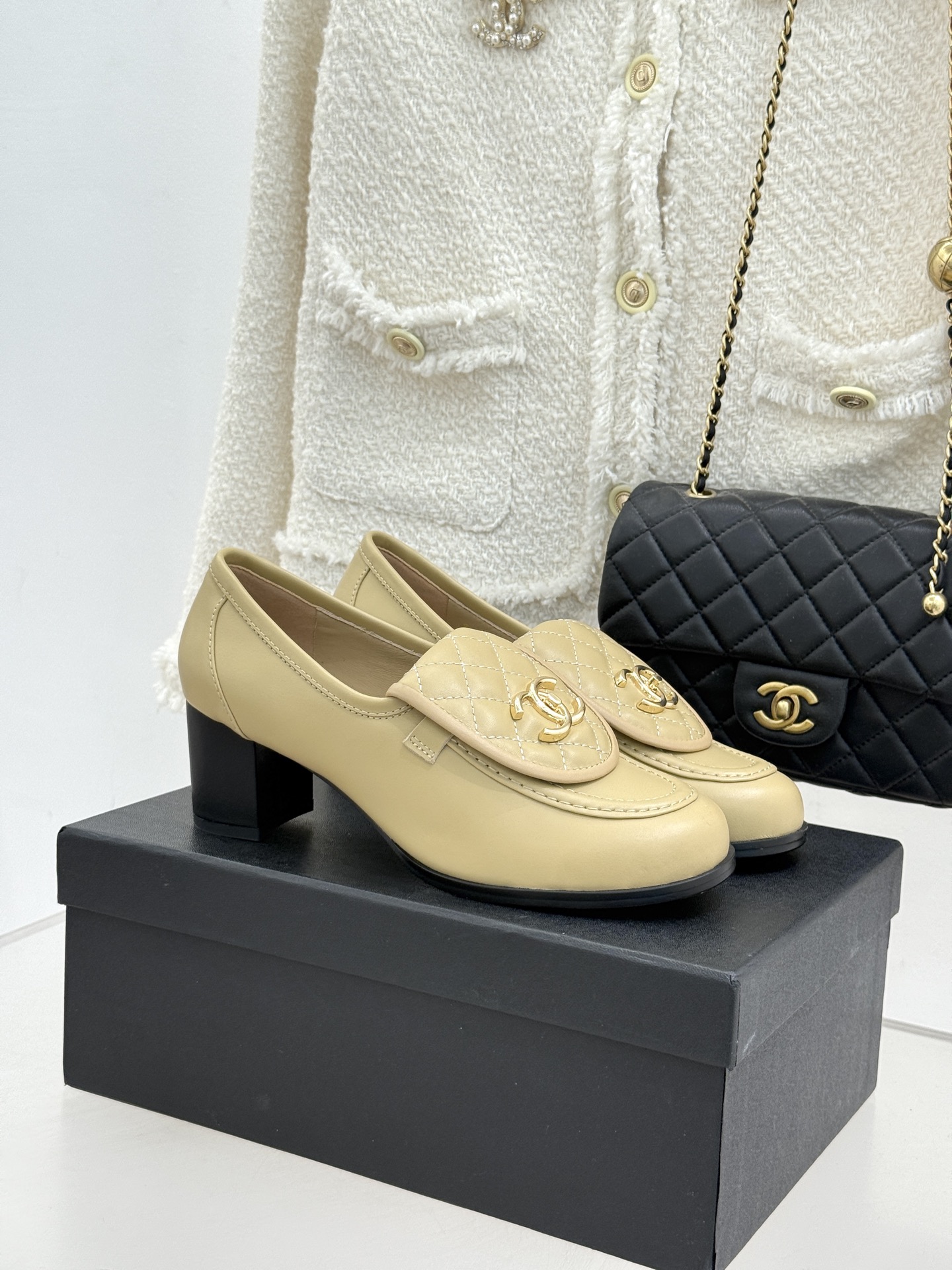 CHANE*｜小香经典双C书包扣翻盖高跟乐福鞋 香小香将百年底蕴注入乐福鞋型经典翻盖设计暗藏巧思标志性双