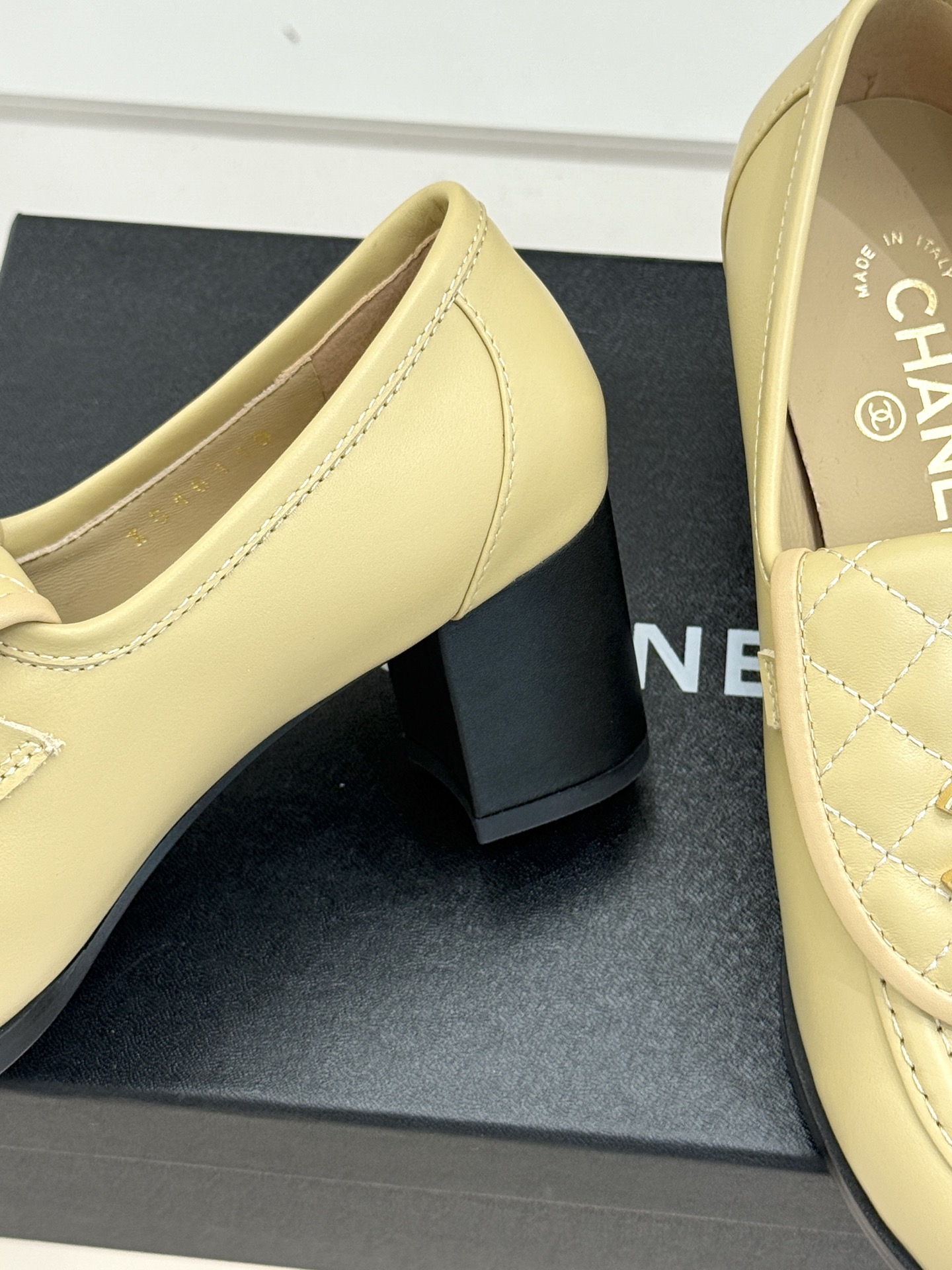 CHANE*｜小香经典双C书包扣翻盖高跟乐福鞋 香小香将百年底蕴注入乐福鞋型经典翻盖设计暗藏巧思标志性双