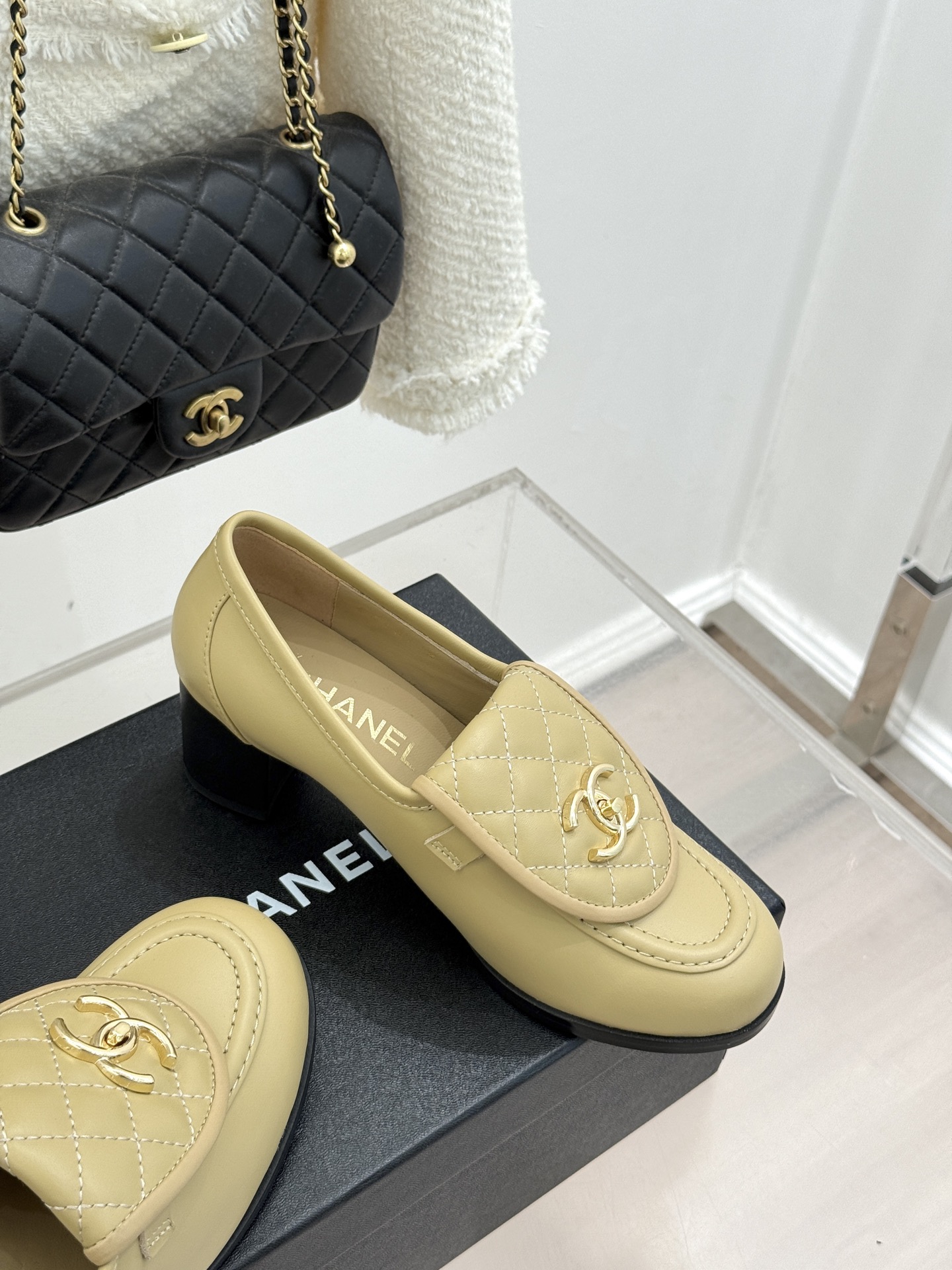 CHANE*｜小香经典双C书包扣翻盖高跟乐福鞋 香小香将百年底蕴注入乐福鞋型经典翻盖设计暗藏巧思标志性双