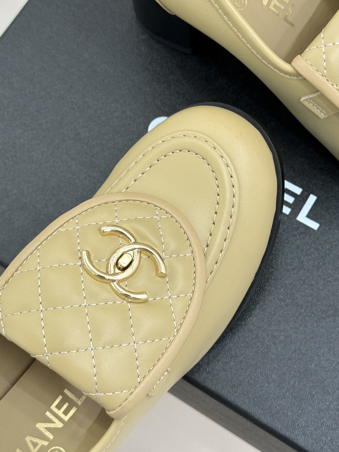 CHANE*｜小香经典双C书包扣翻盖高跟乐福鞋 香小香将百年底蕴注入乐福鞋型经典翻盖设计暗藏巧思标志性双