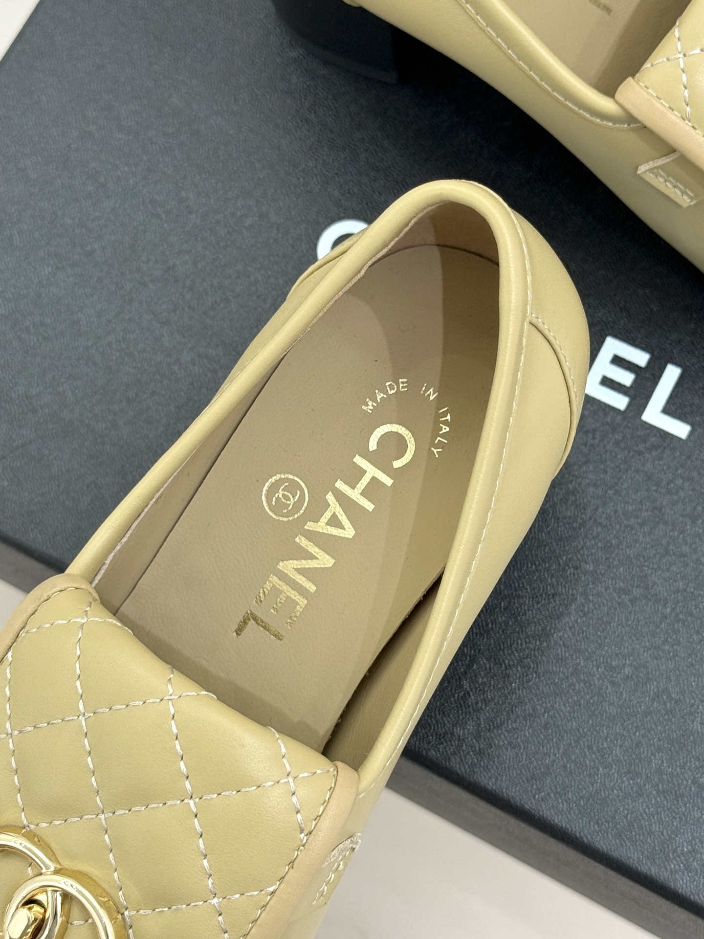 CHANE*｜小香经典双C书包扣翻盖高跟乐福鞋 香小香将百年底蕴注入乐福鞋型经典翻盖设计暗藏巧思标志性双