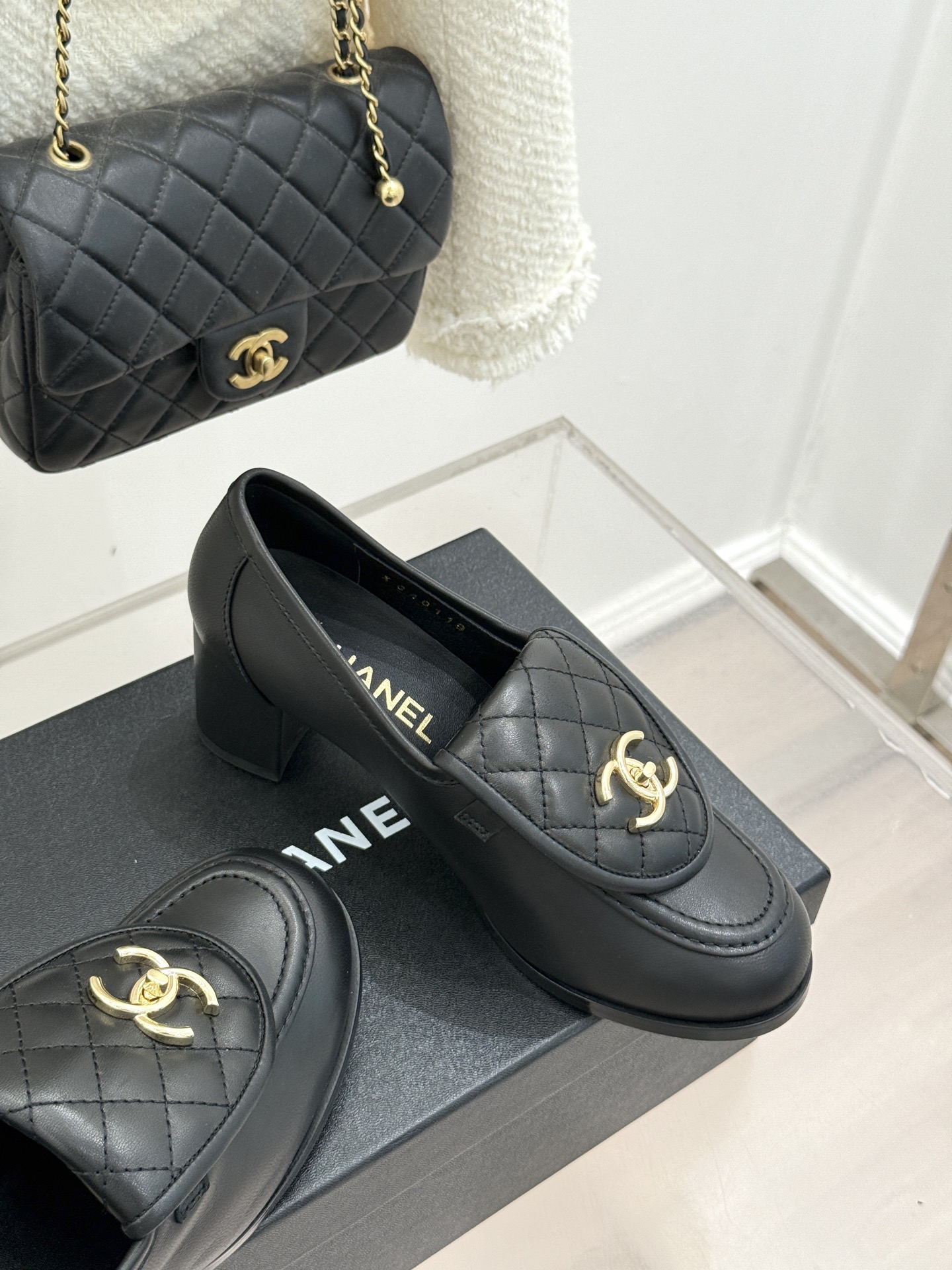 CHANE*｜小香经典双C书包扣翻盖高跟乐福鞋 香小香将百年底蕴注入乐福鞋型经典翻盖设计暗藏巧思标志性双