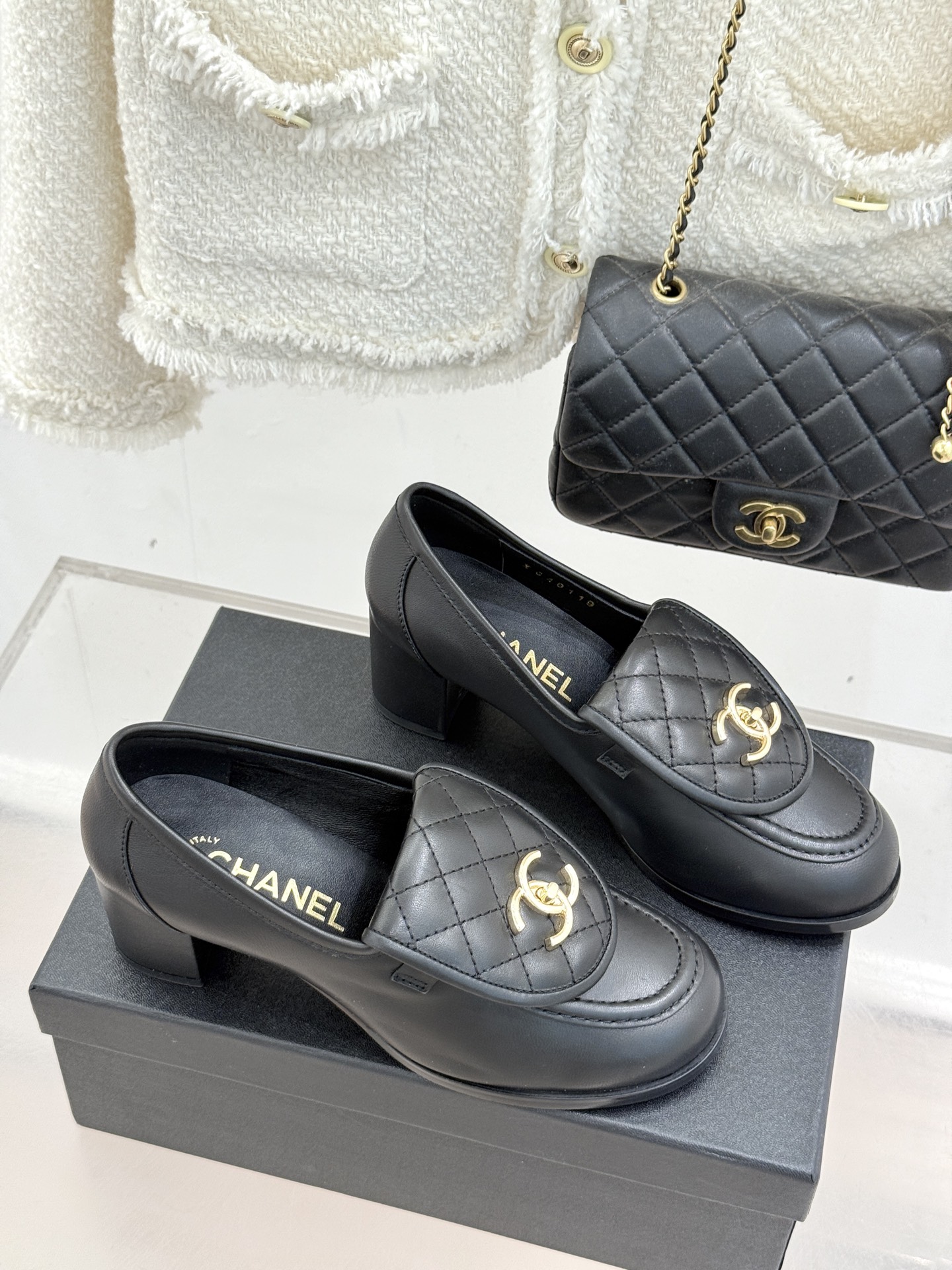 CHANE*｜小香经典双C书包扣翻盖高跟乐福鞋 香小香将百年底蕴注入乐福鞋型经典翻盖设计暗藏巧思标志性双