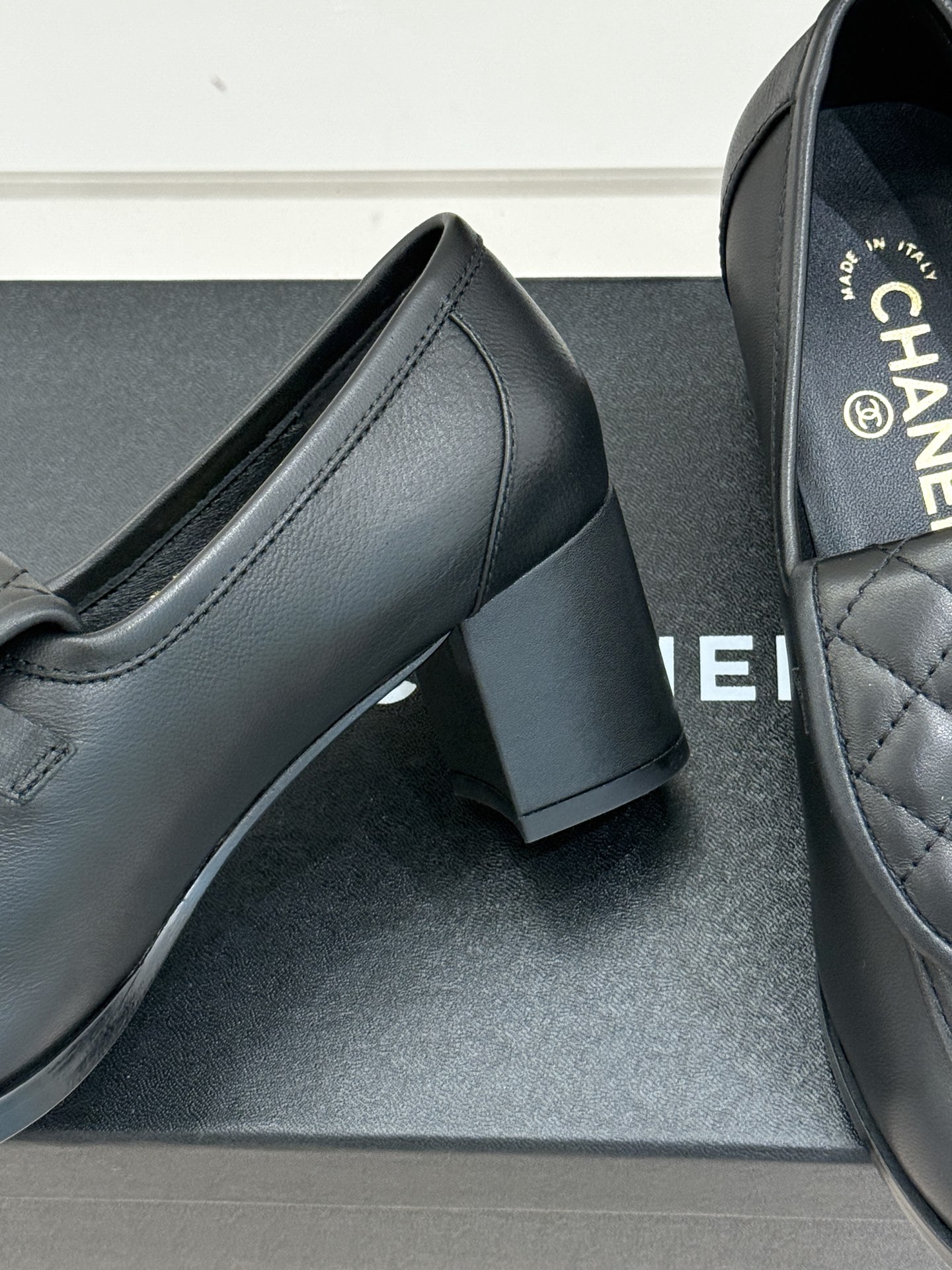 CHANE*｜小香经典双C书包扣翻盖高跟乐福鞋 香小香将百年底蕴注入乐福鞋型经典翻盖设计暗藏巧思标志性双