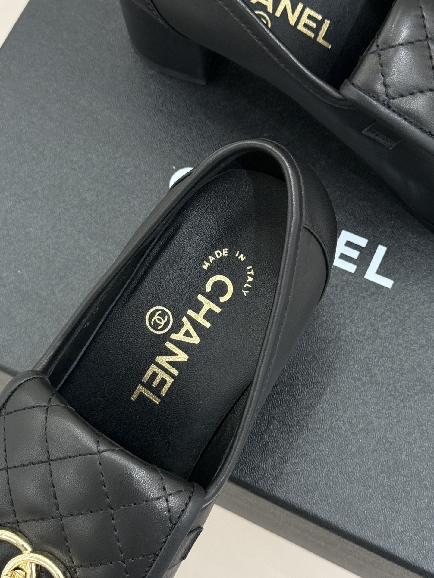 CHANE*｜小香经典双C书包扣翻盖高跟乐福鞋 香小香将百年底蕴注入乐福鞋型经典翻盖设计暗藏巧思标志性双