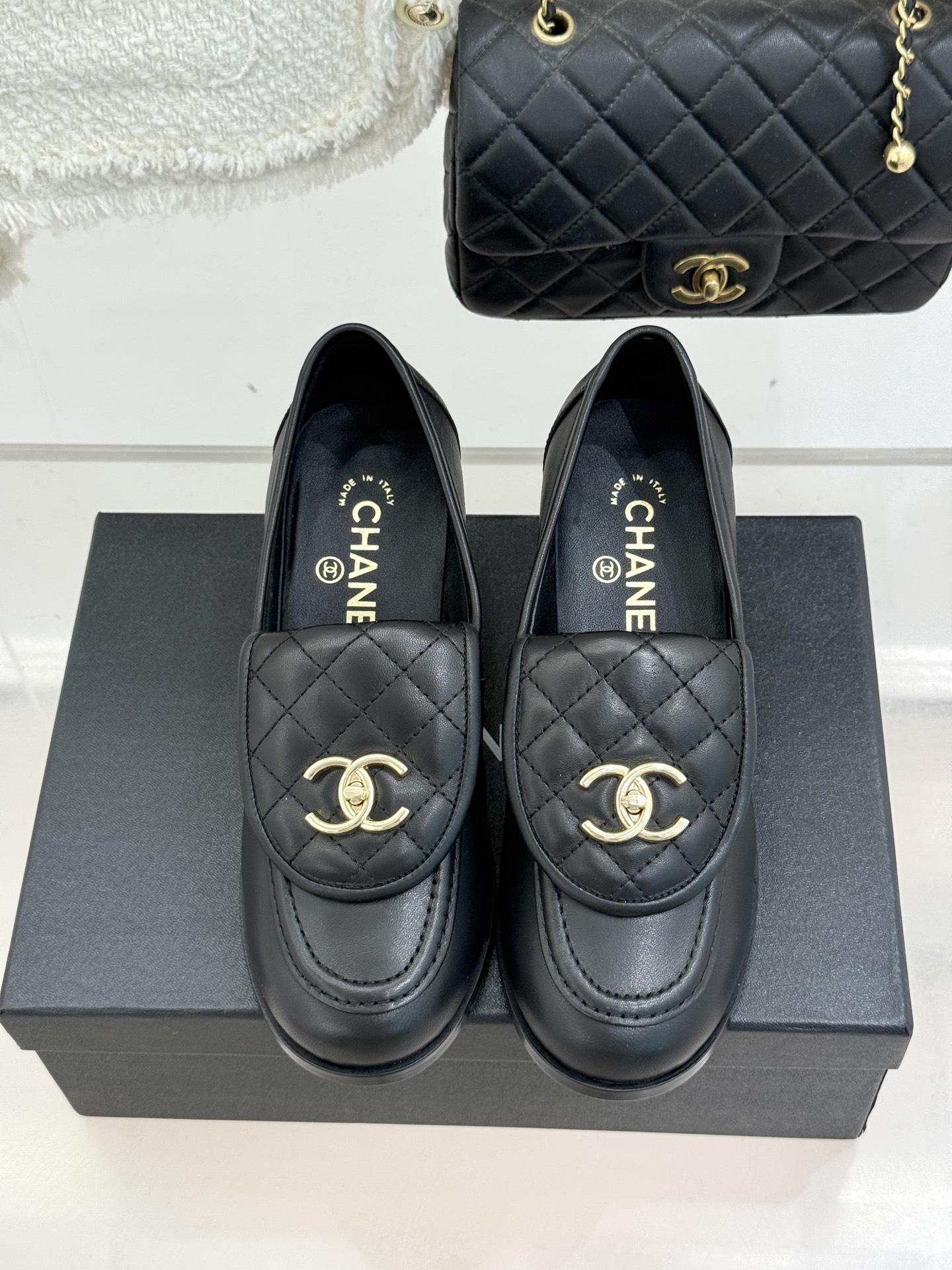 CHANE*｜小香经典双C书包扣翻盖高跟乐福鞋 香小香将百年底蕴注入乐福鞋型经典翻盖设计暗藏巧思标志性双