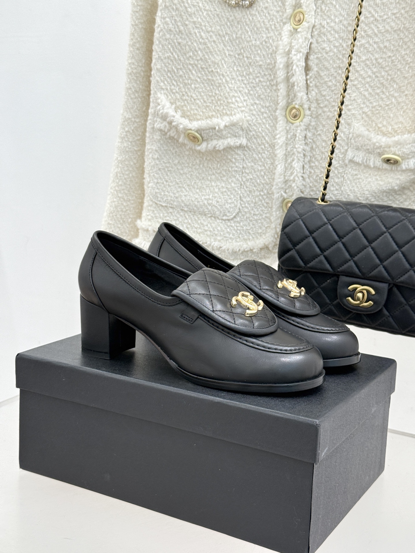 CHANE*｜小香经典双C书包扣翻盖高跟乐福鞋 香小香将百年底蕴注入乐福鞋型经典翻盖设计暗藏巧思标志性双