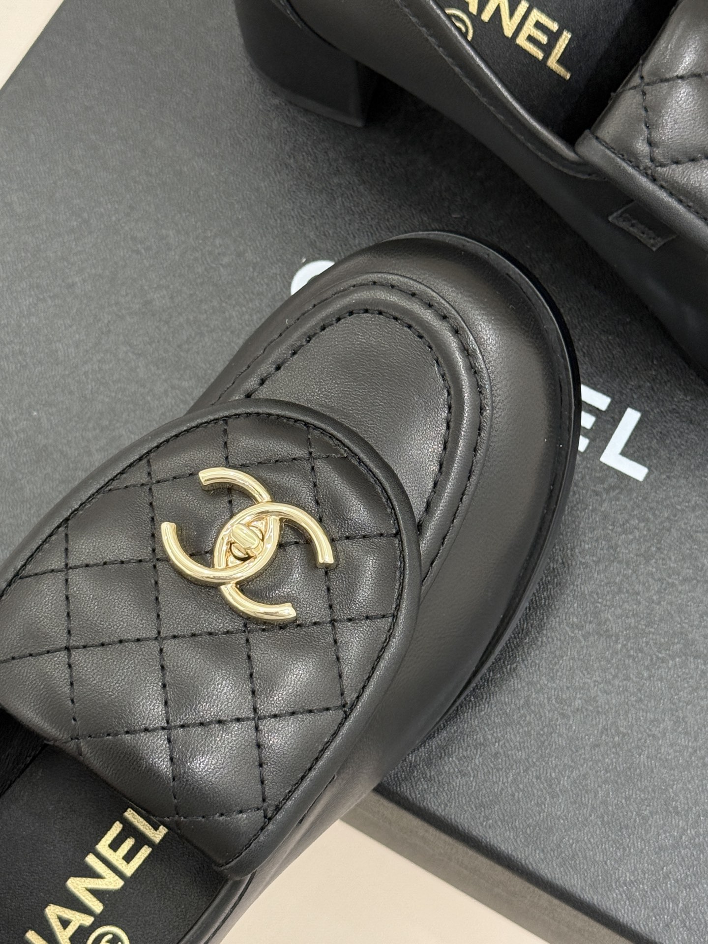 CHANE*｜小香经典双C书包扣翻盖高跟乐福鞋 香小香将百年底蕴注入乐福鞋型经典翻盖设计暗藏巧思标志性双