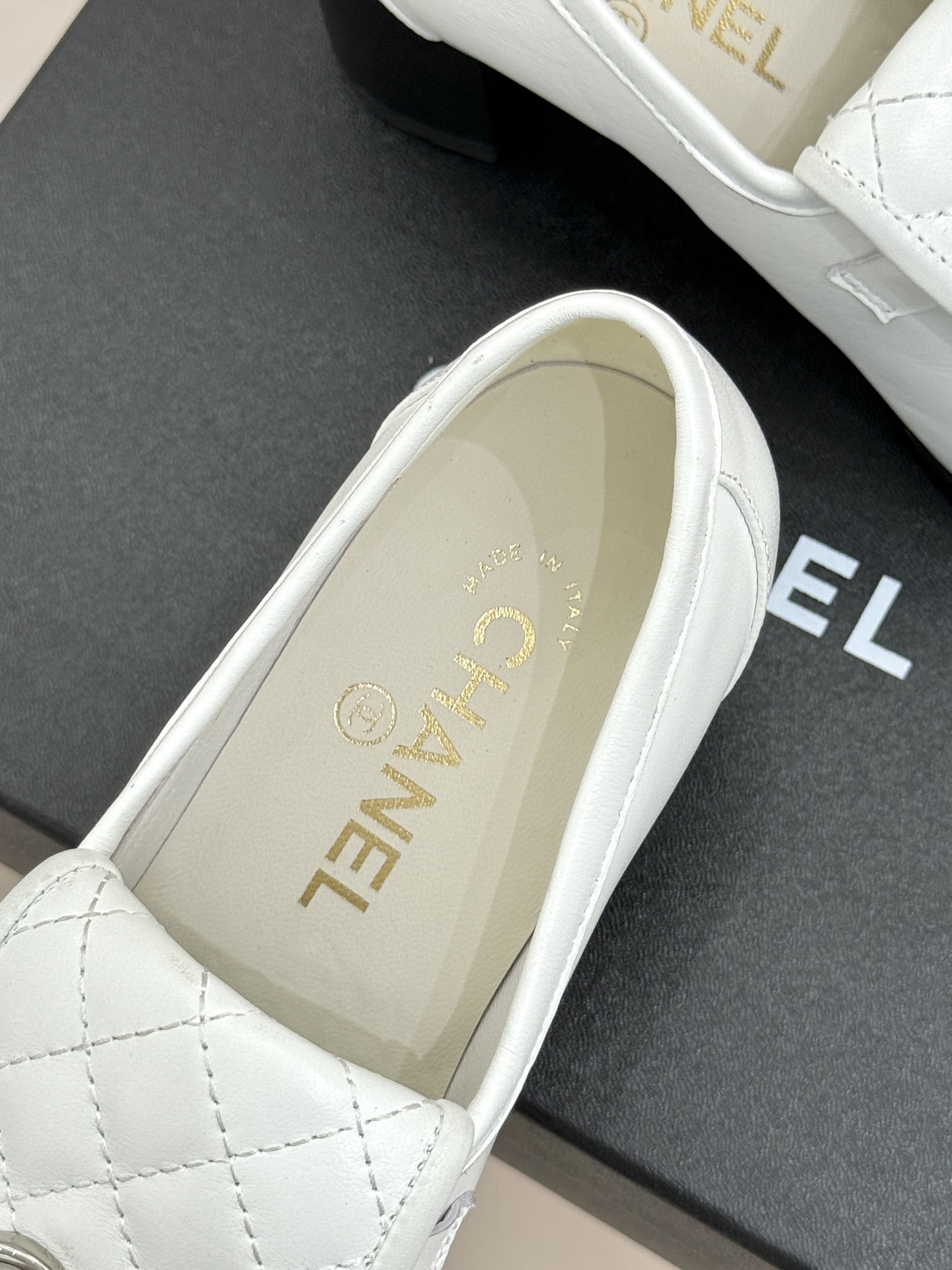 CHANE*｜小香经典双C书包扣翻盖高跟乐福鞋 香小香将百年底蕴注入乐福鞋型经典翻盖设计暗藏巧思标志性双