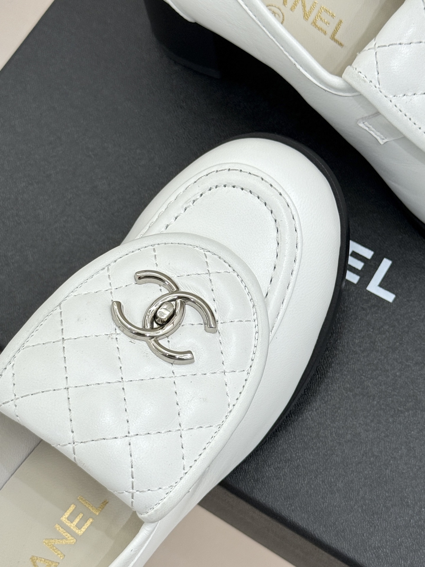 CHANE*｜小香经典双C书包扣翻盖高跟乐福鞋 香小香将百年底蕴注入乐福鞋型经典翻盖设计暗藏巧思标志性双