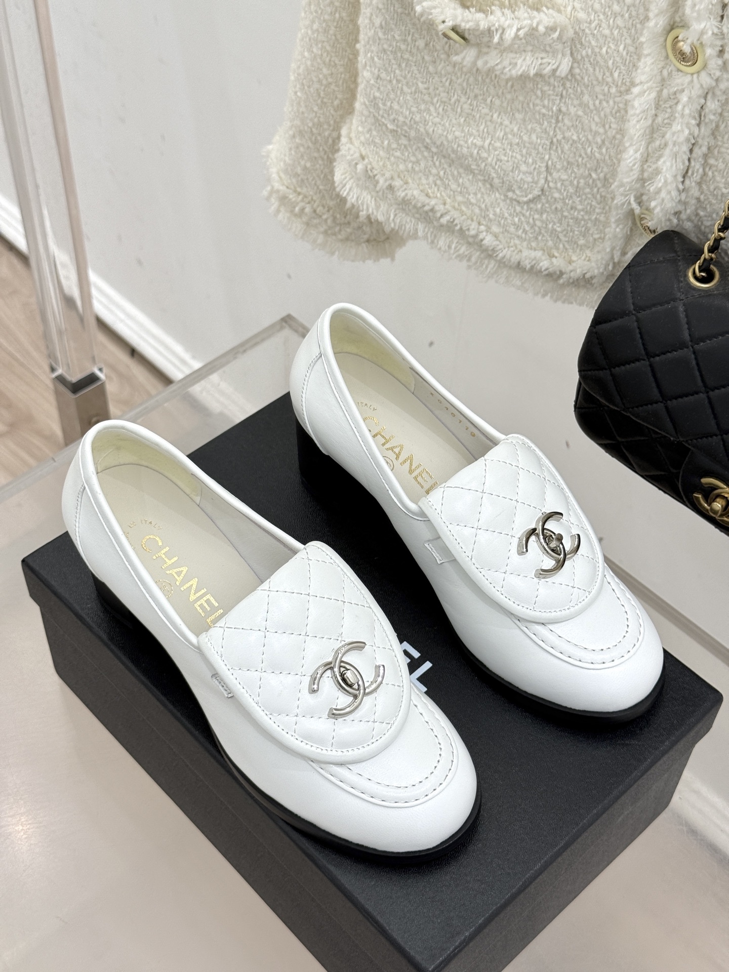 CHANE*｜小香经典双C书包扣翻盖高跟乐福鞋 香小香将百年底蕴注入乐福鞋型经典翻盖设计暗藏巧思标志性双